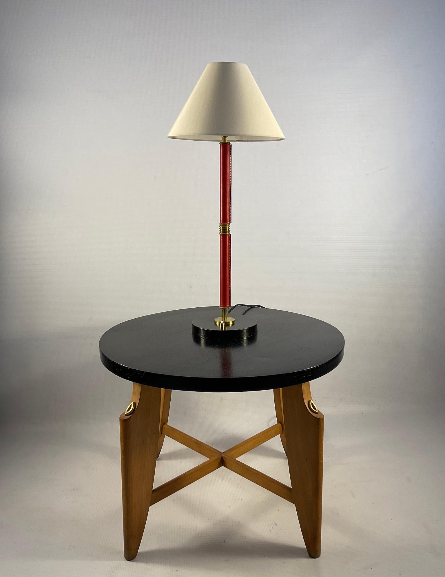 Ottone Lampada da tavolo degli anni '40 nello stile di Jacques Adnet in pelle rossa cucita a sella in vendita