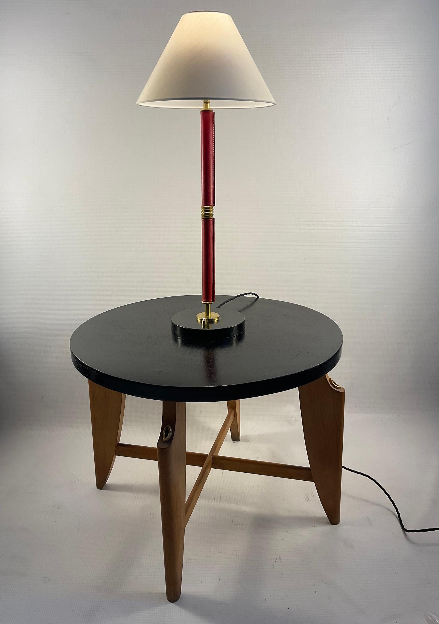 Lampada da tavolo degli anni '40 nello stile di Jacques Adnet in pelle rossa cucita a sella in vendita 1