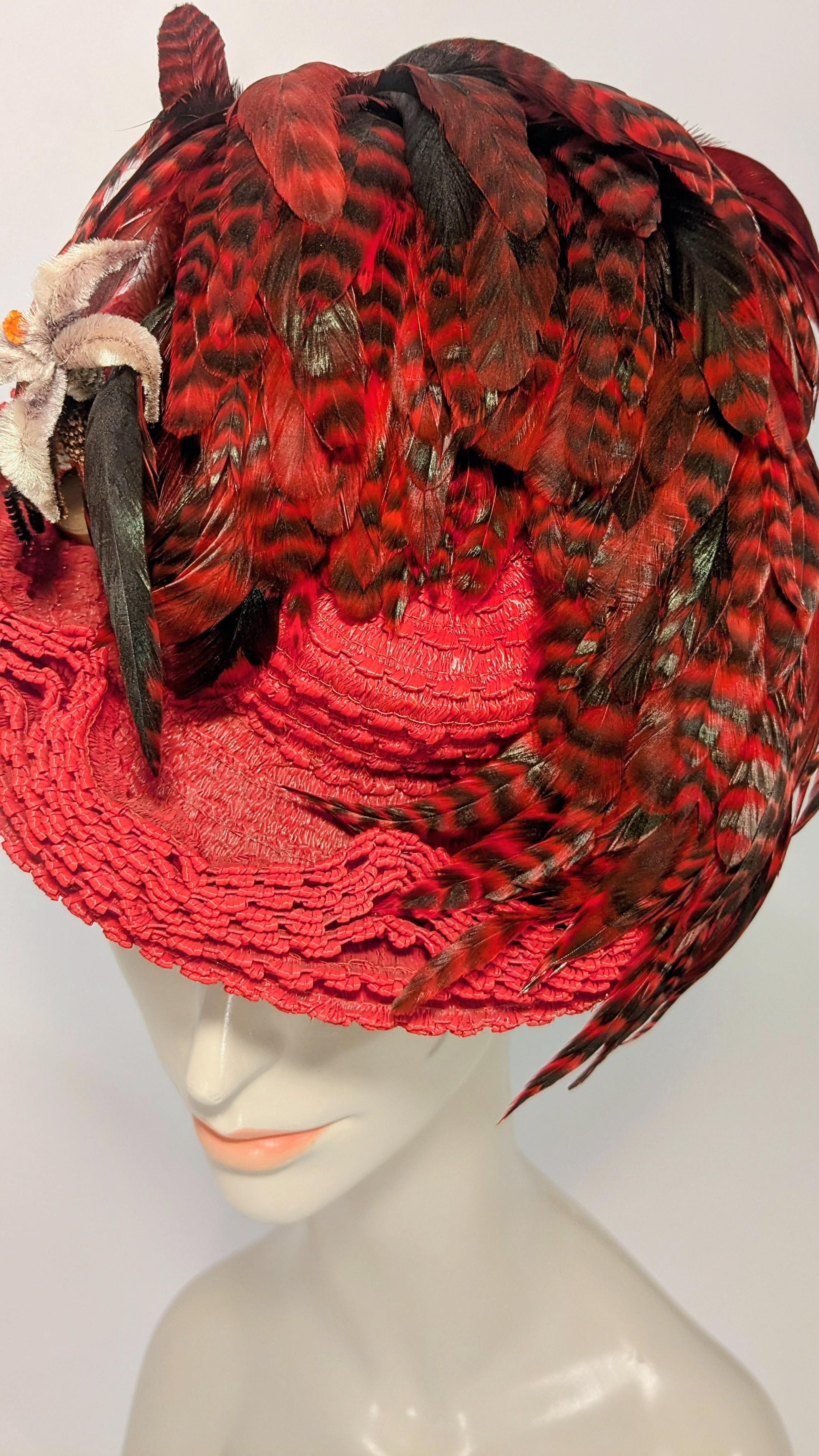 Cappello giocattolo/Percg/Tilt rosso degli anni '40 con piume a righe rosse e nere di The Emporium in vendita 5
