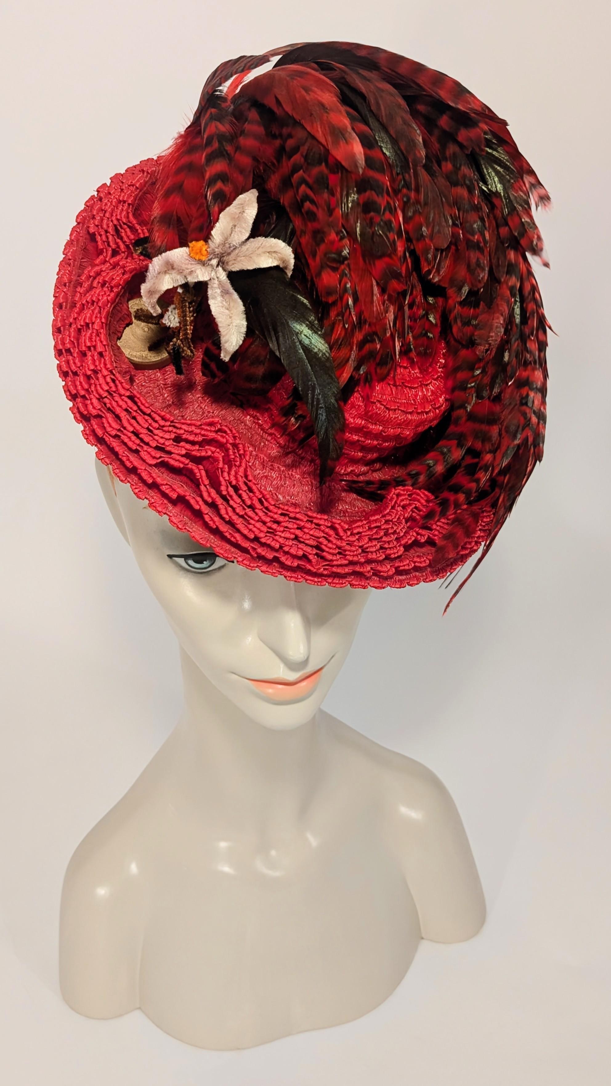 Questo cappello degli anni '40 è molto elegante, realizzato in una vivace rafia rossa ed è un cappello in miniatura, tipico dell'epoca. Ha diversi strati di rafia con bordi smerlati costruiti sul bordo del cappello per dare un effetto a balze e