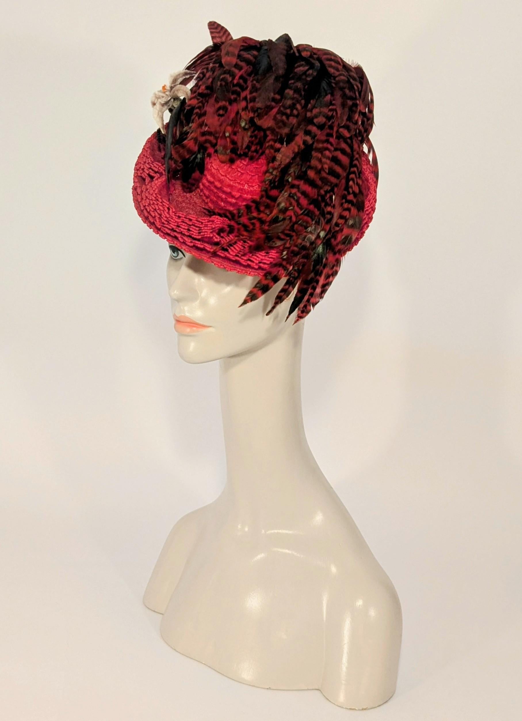 Beige Cappello giocattolo/Percg/Tilt rosso degli anni '40 con piume a righe rosse e nere di The Emporium in vendita