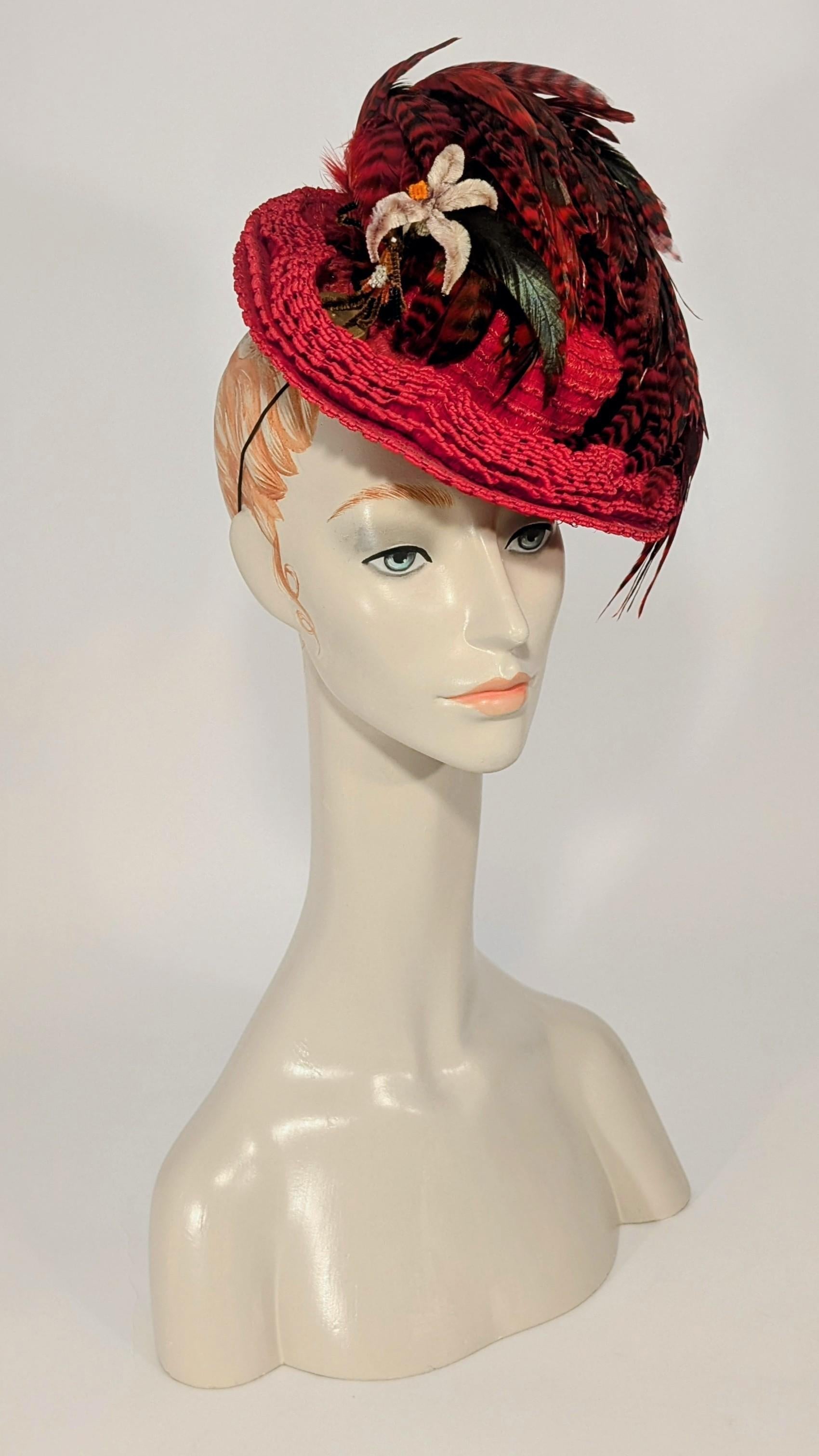 Cappello giocattolo/Percg/Tilt rosso degli anni '40 con piume a righe rosse e nere di The Emporium In condizioni buone in vendita a San Francisco, CA