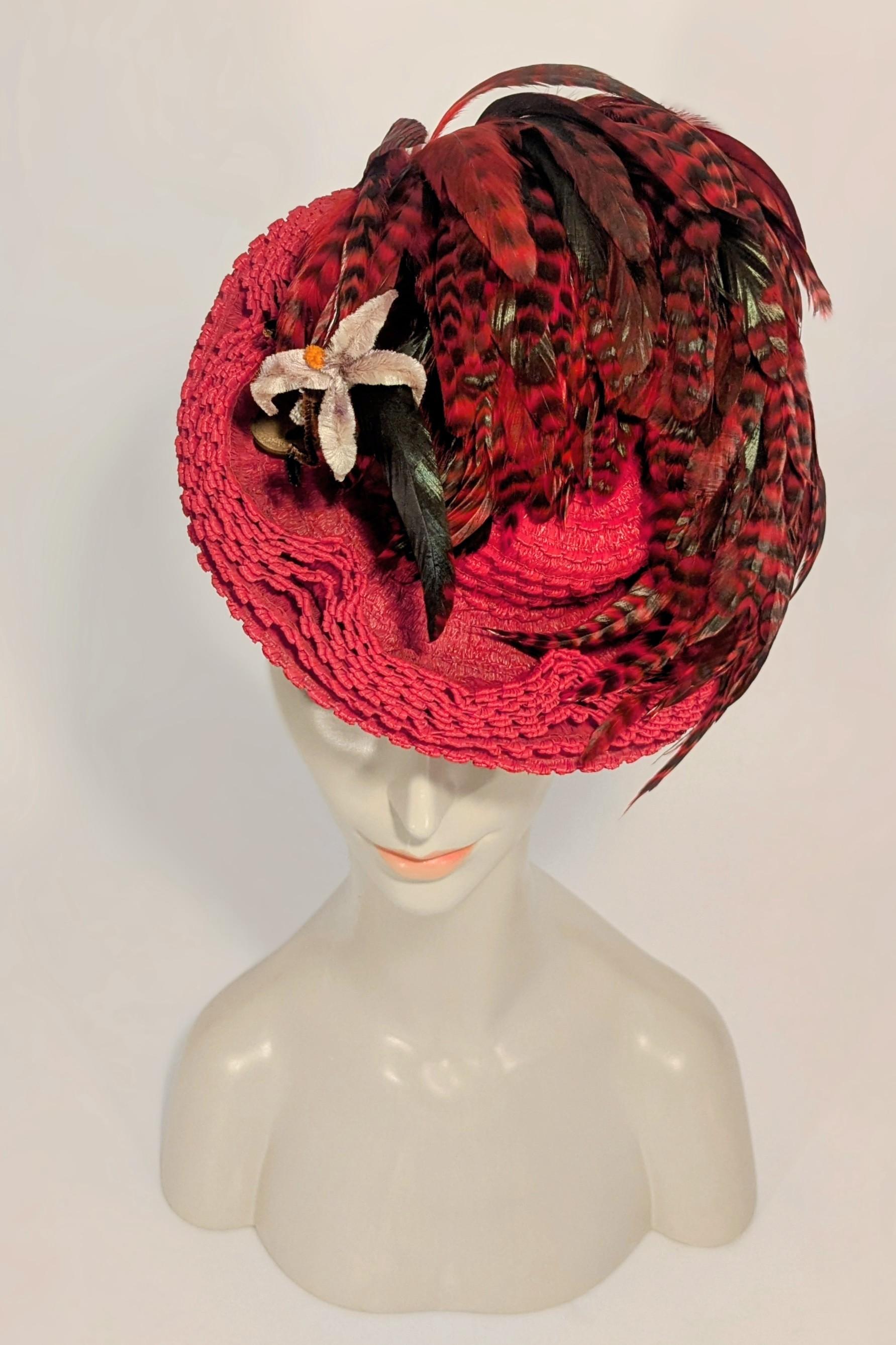 Donna Cappello giocattolo/Percg/Tilt rosso degli anni '40 con piume a righe rosse e nere di The Emporium in vendita