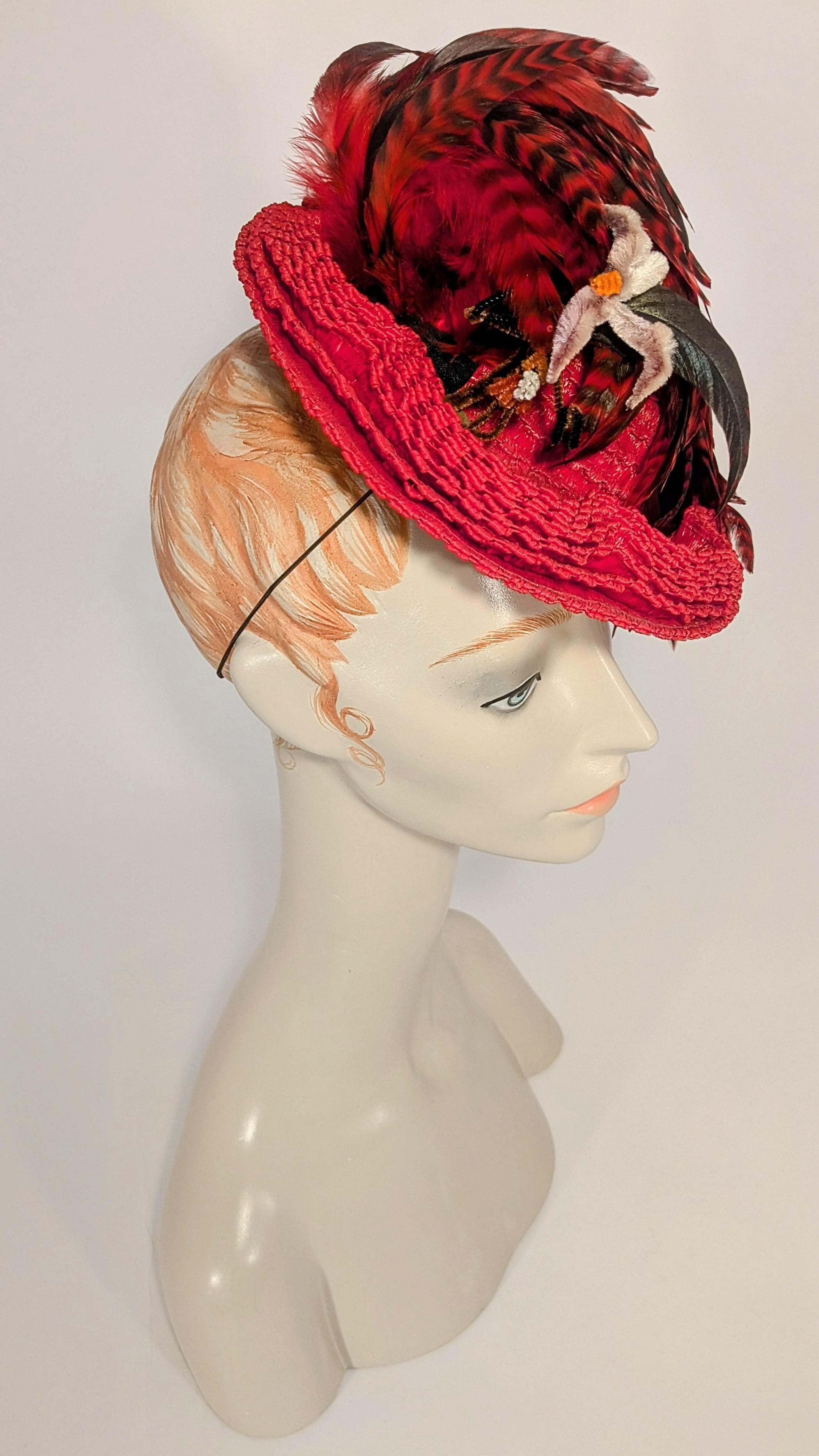 Cappello giocattolo/Percg/Tilt rosso degli anni '40 con piume a righe rosse e nere di The Emporium in vendita 2