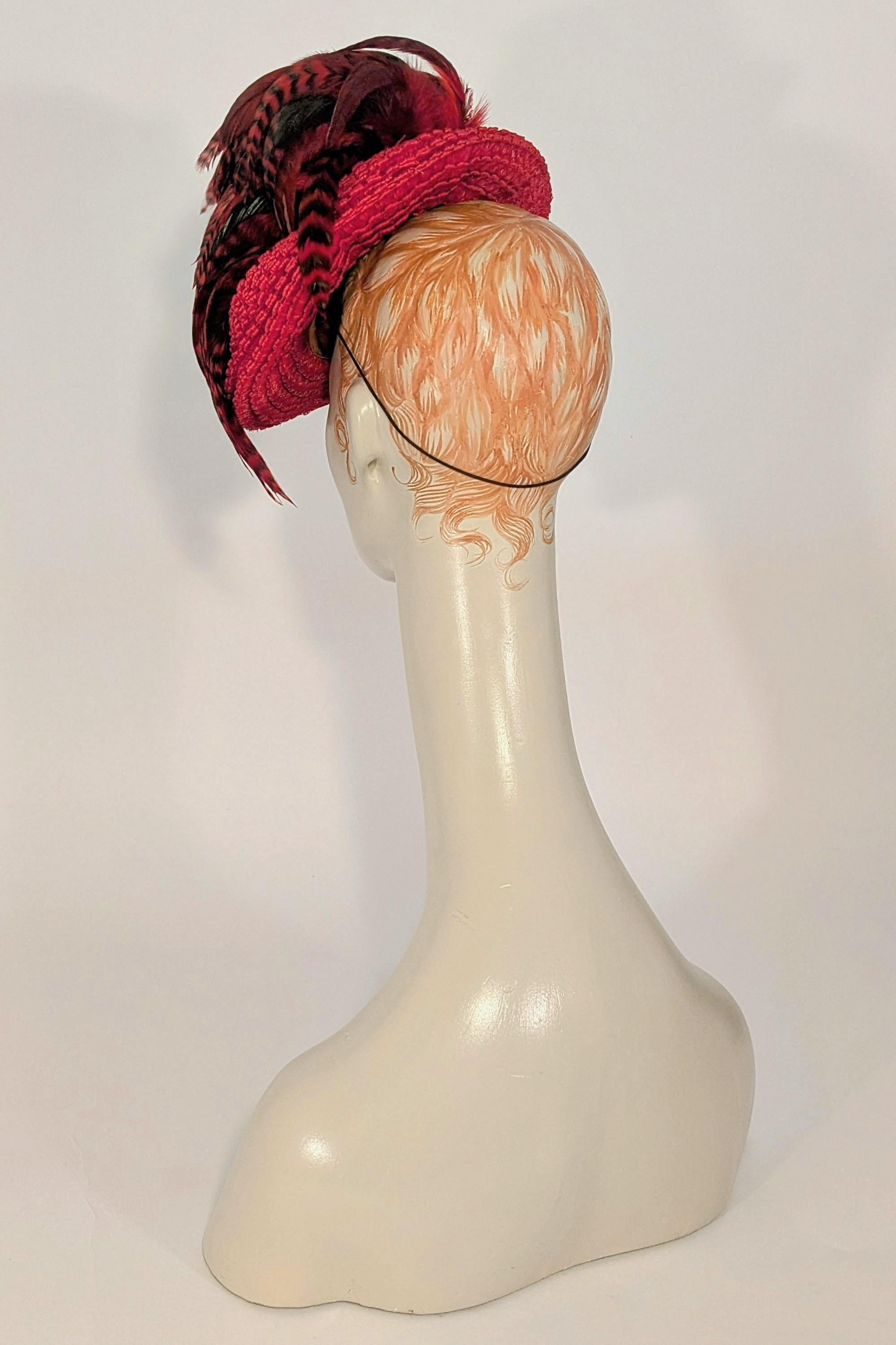 Cappello giocattolo/Percg/Tilt rosso degli anni '40 con piume a righe rosse e nere di The Emporium in vendita 3