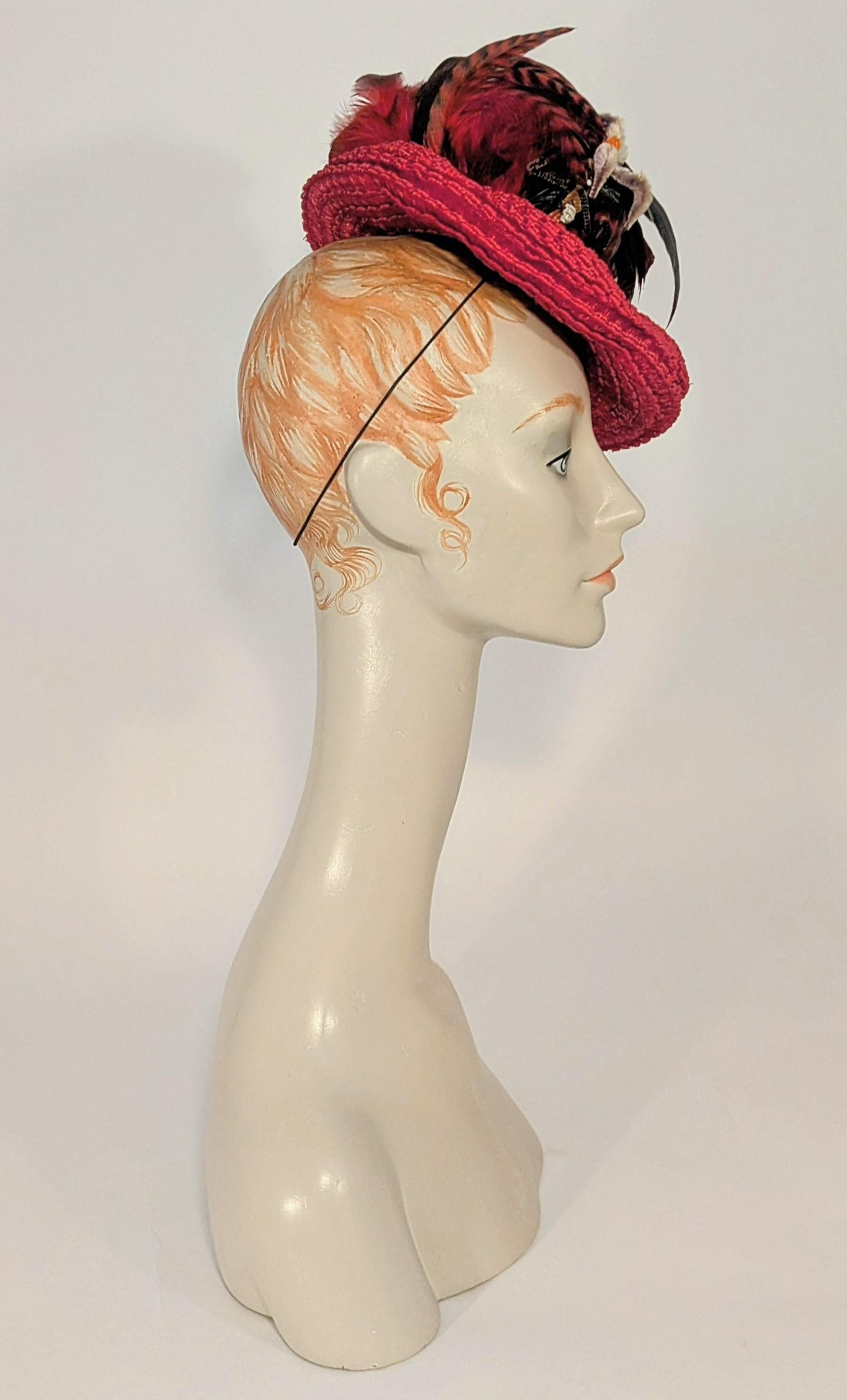 Cappello giocattolo/Percg/Tilt rosso degli anni '40 con piume a righe rosse e nere di The Emporium in vendita 4