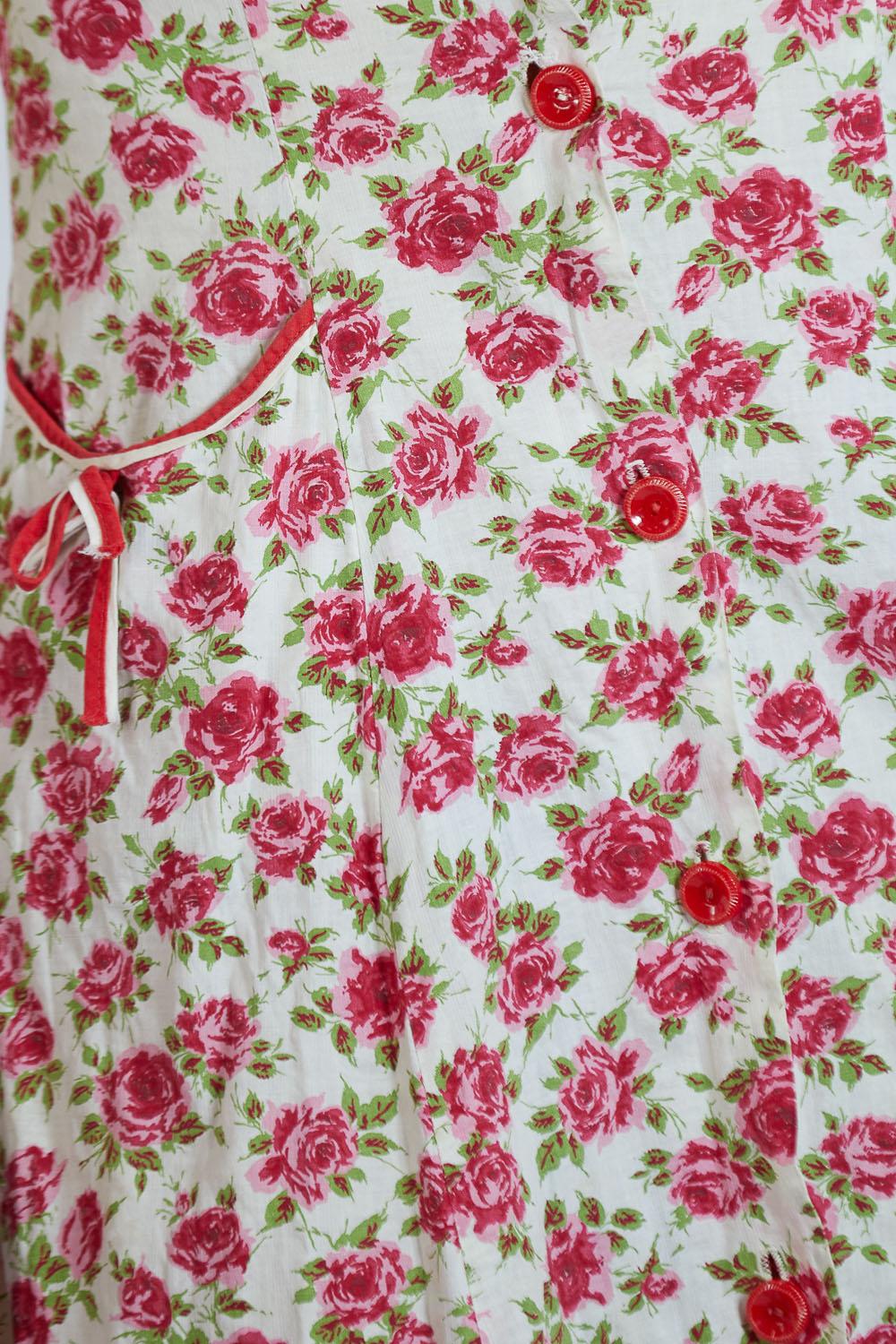 1940S Red & White Floral Cotton Short Sleeve Dress For Sale 5
