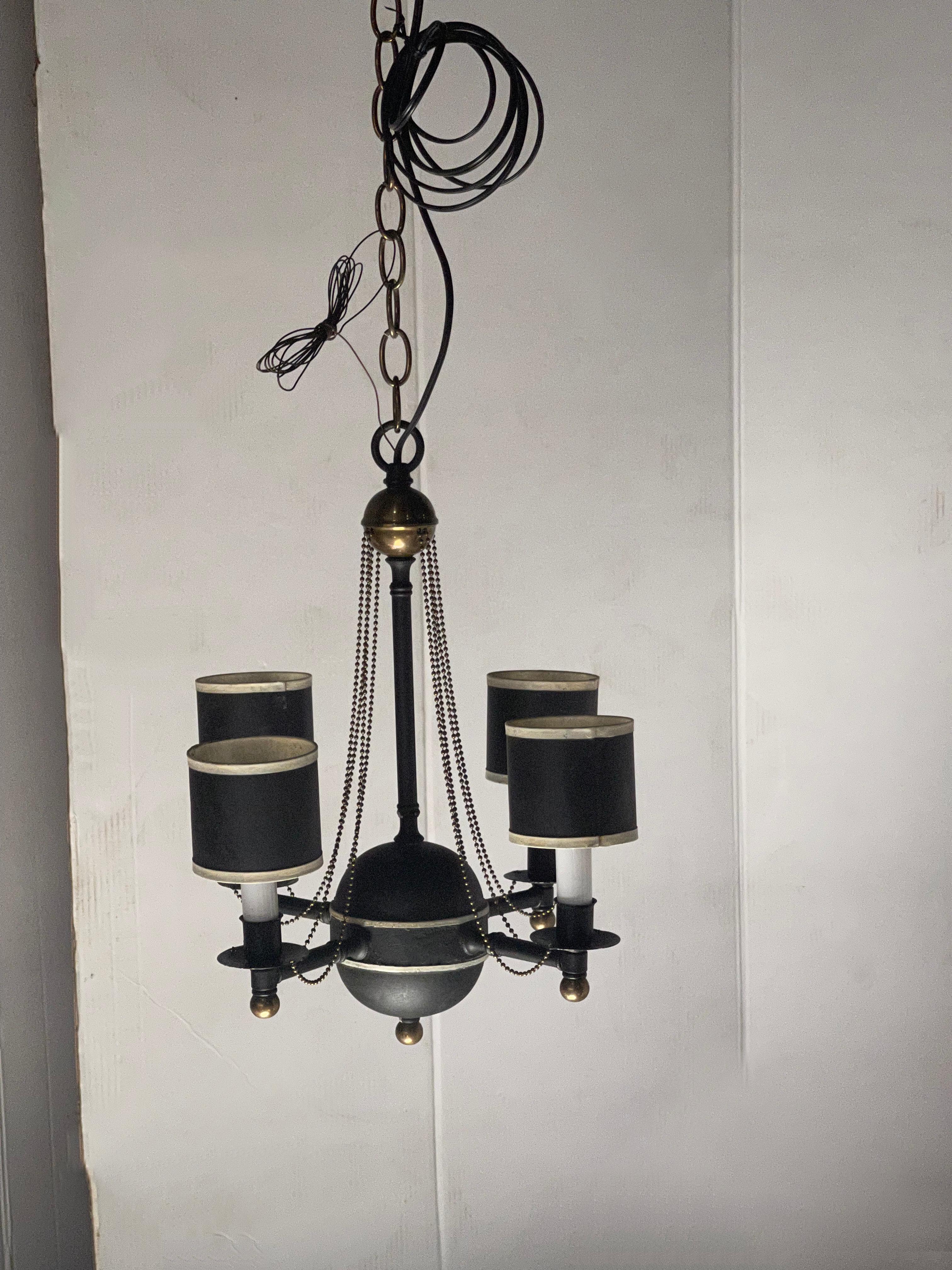 1940s Regency and Neo-Classical Style Tole And Brass Chandelier, 4 Arm In Good Condition In Kennesaw, GA