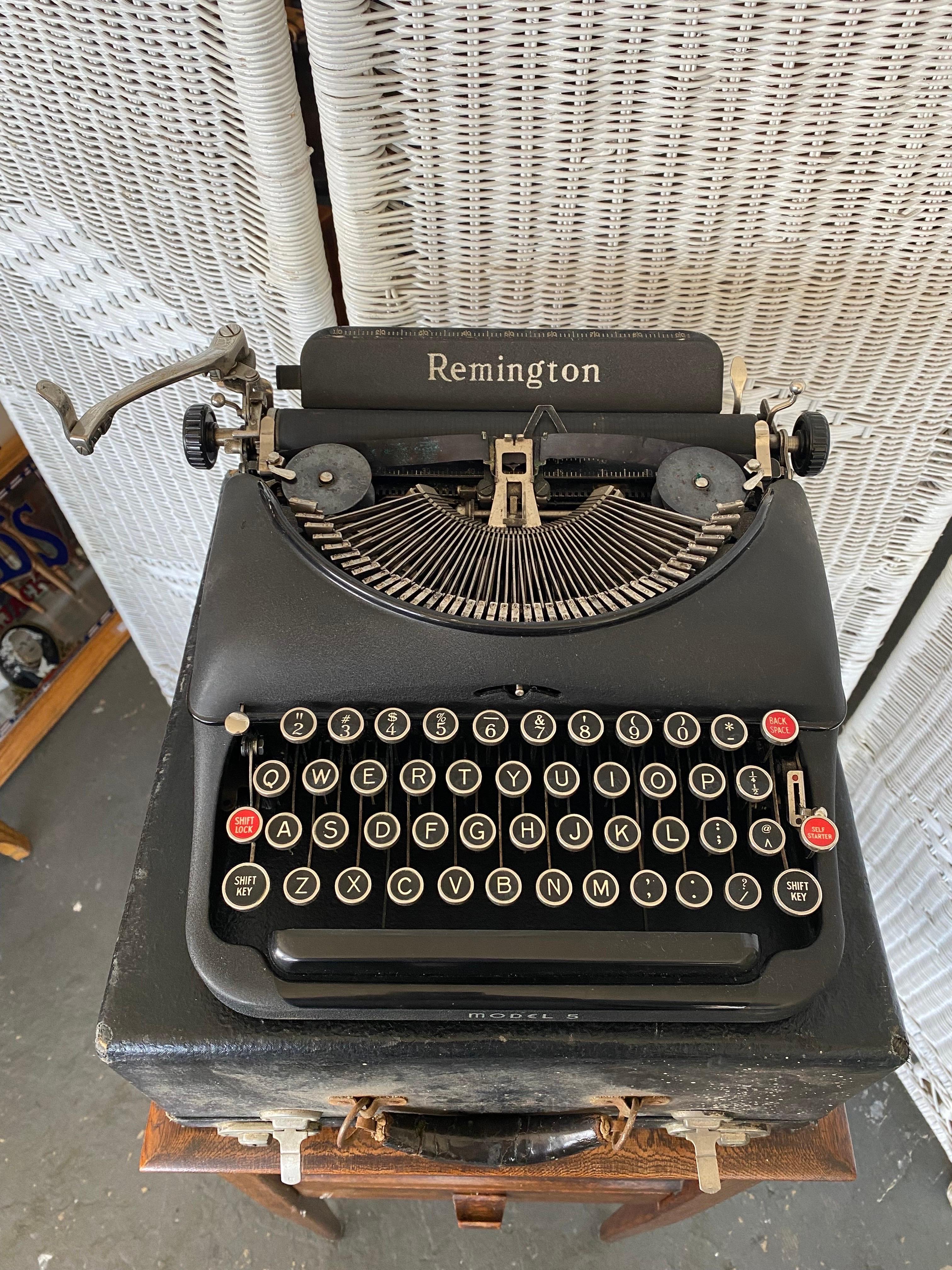 Industriel 1940s Remington Model 5 Portable Black Typewriter with Case (Machine à écrire portable noire avec étui) 