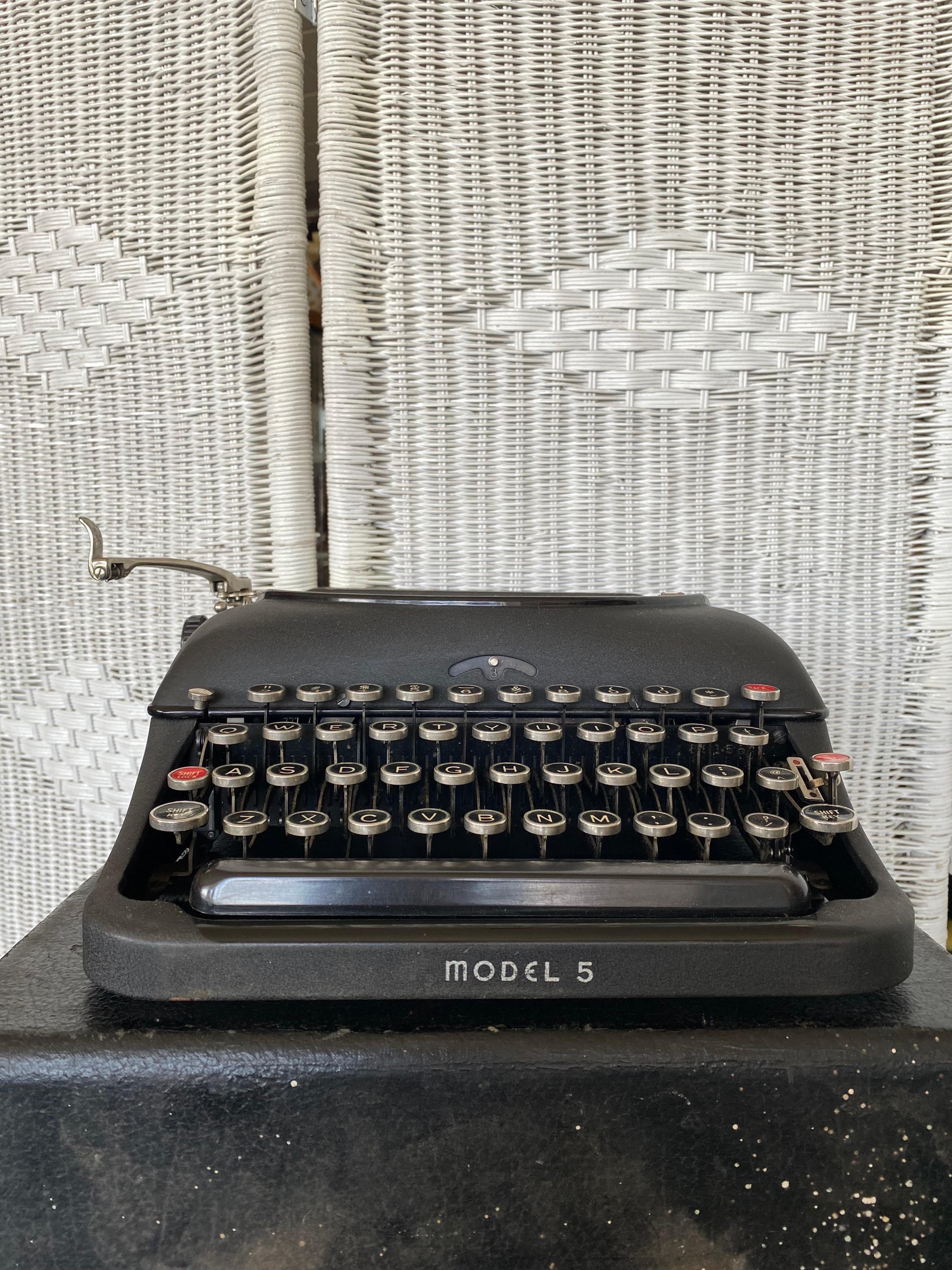 Américain 1940s Remington Model 5 Portable Black Typewriter with Case (Machine à écrire portable noire avec étui) 