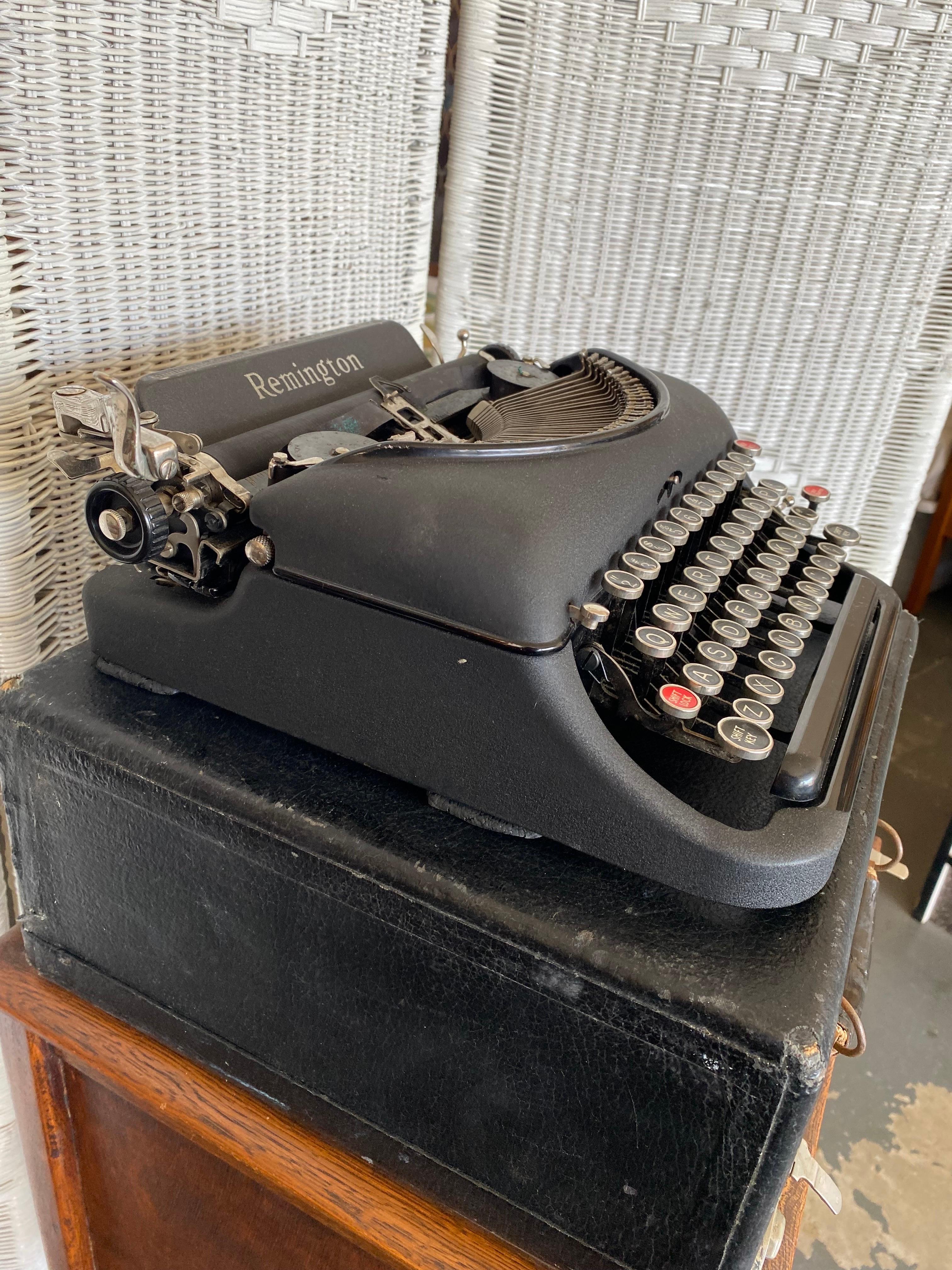 1940s Remington Model 5 Portable Black Typewriter with Case (Machine à écrire portable noire avec étui)  Bon état à San Carlos, CA
