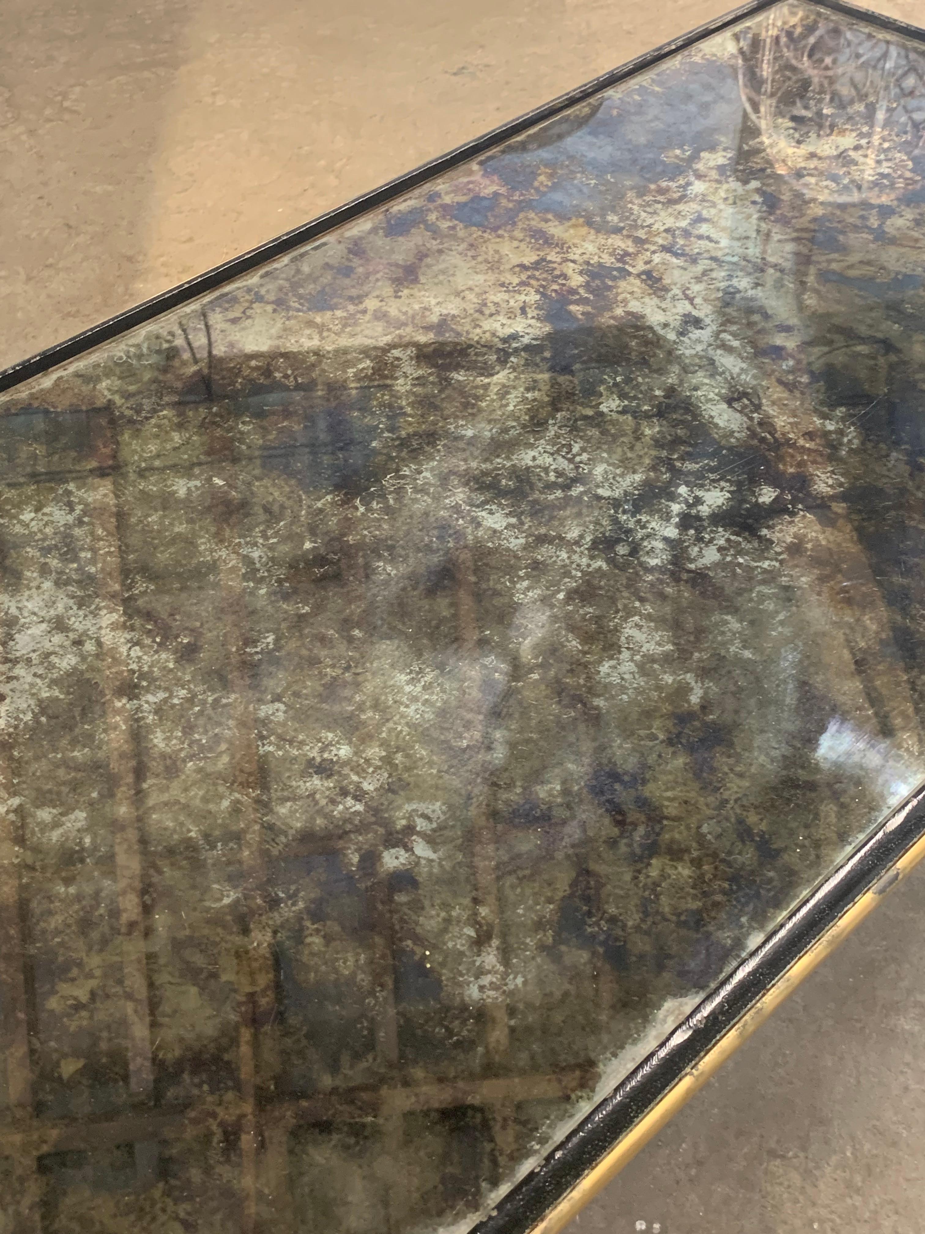 Magnifique table basse en fer forgé de René Drouet, avec son plateau en verre miroir d'origine. La partie supérieure présente la plus belle oxydation, qui a pris de nombreuses années pour atteindre cet état. La base en fer forgé est en bel état