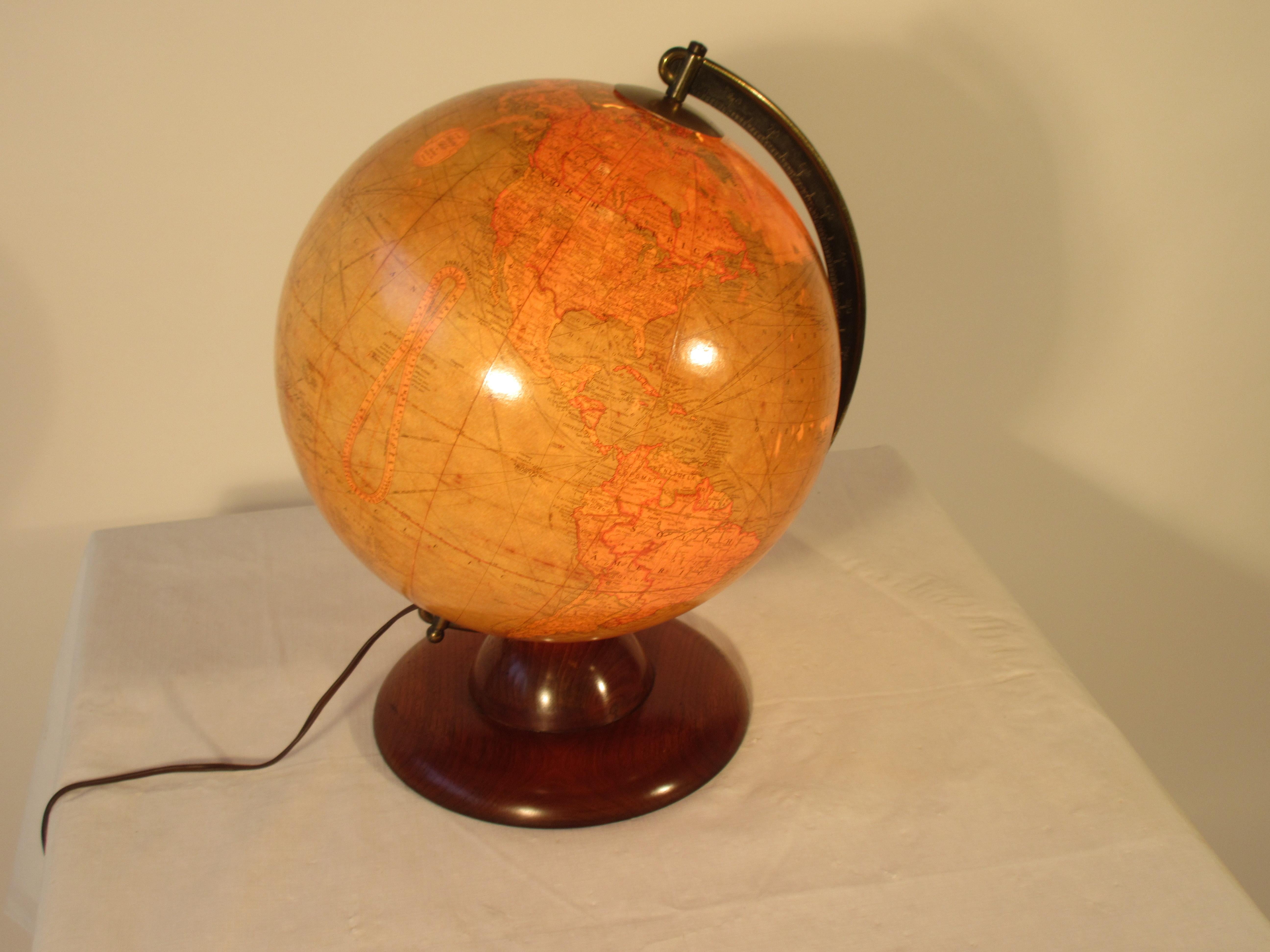 Globe de bibliothèque lumineux Replogle des années 1940 sur socle en bois 
Besoin d'un recâblage