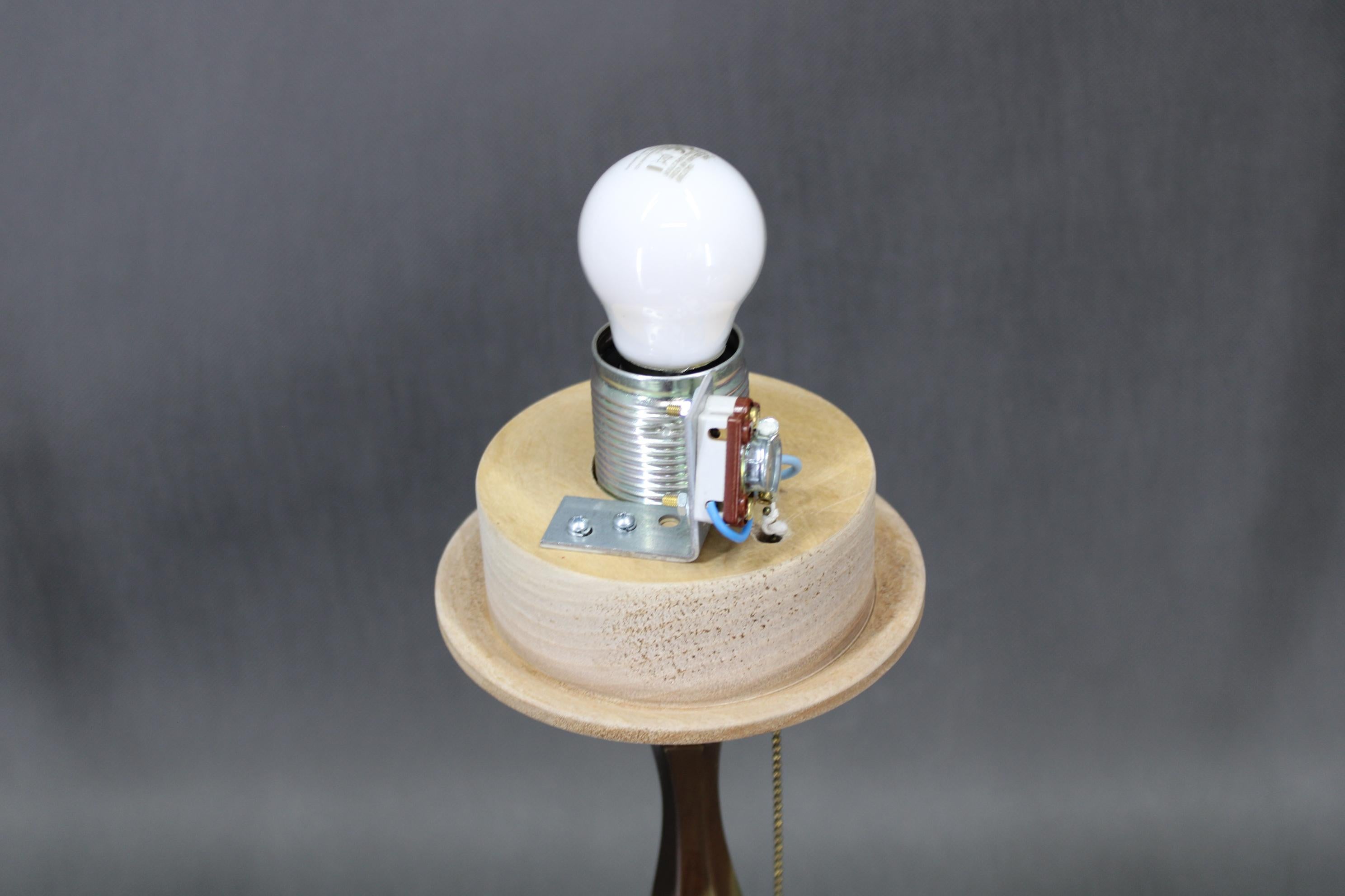 Lámpara de mesa de latón restaurada de los años 40 con pantalla de cristal en venta 3