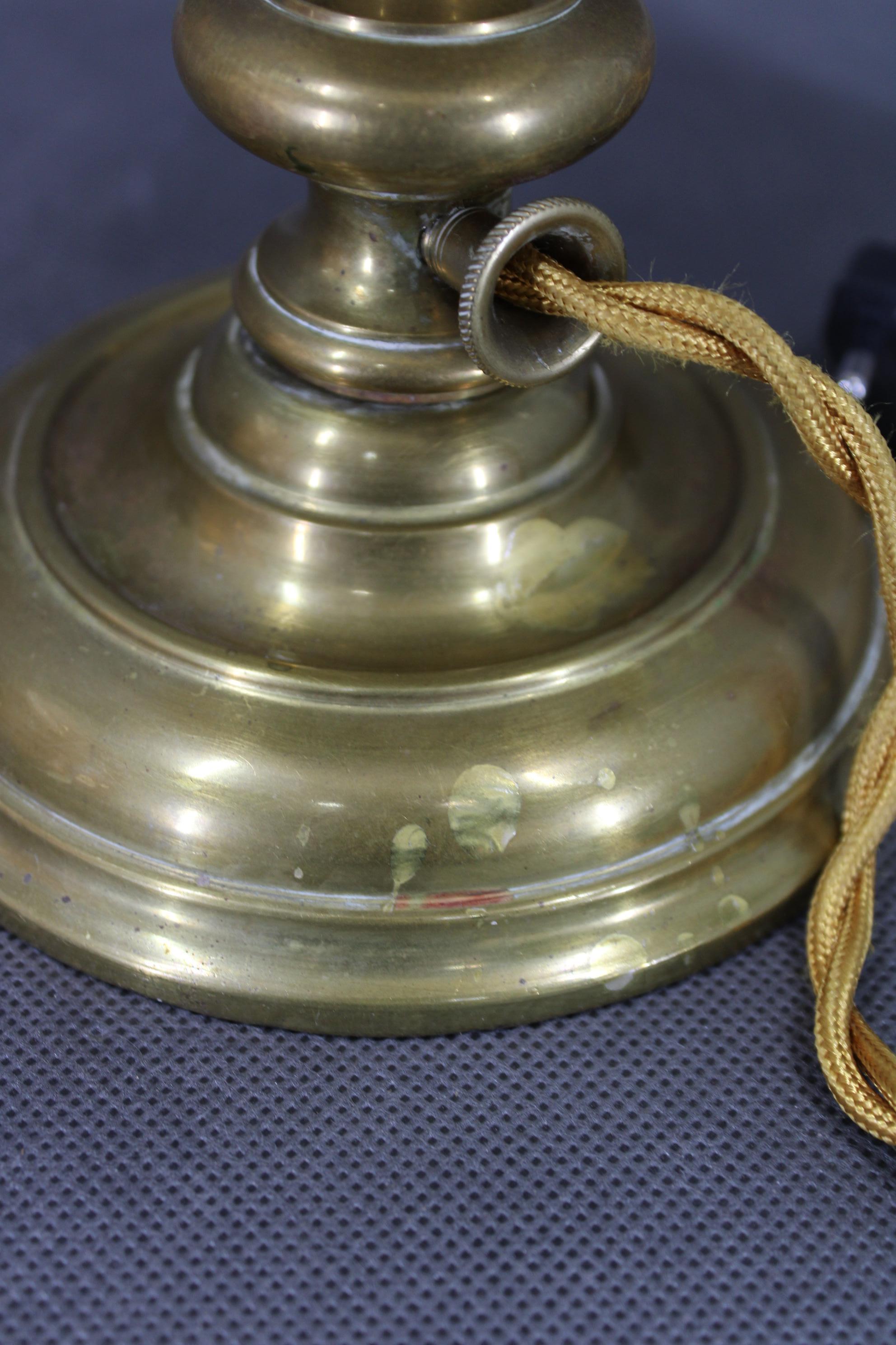 Restaurierte Messing-Tischlampe mit Glasschirm aus den 1940er Jahren im Angebot 4