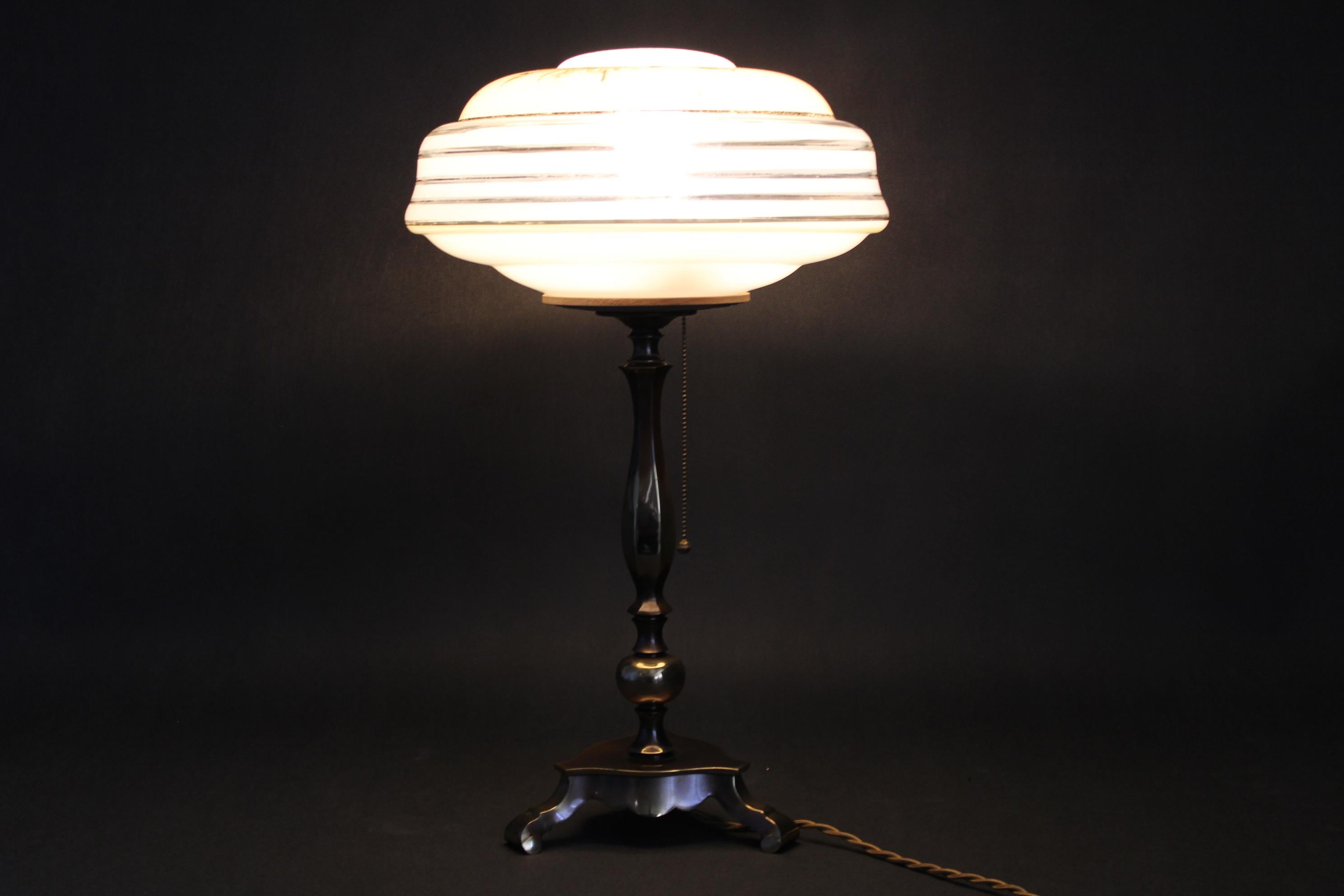 Lámpara de mesa de latón restaurada de los años 40 con pantalla de cristal en venta 5