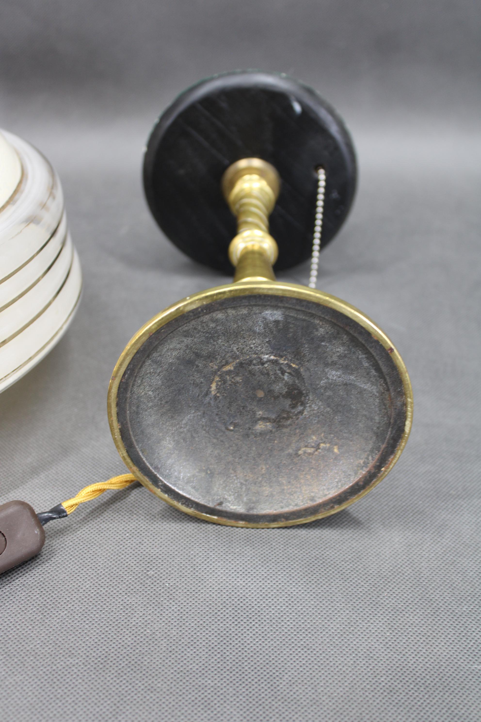 Restaurierte Messing-Tischlampe mit Glasschirm aus den 1940er Jahren im Angebot 8