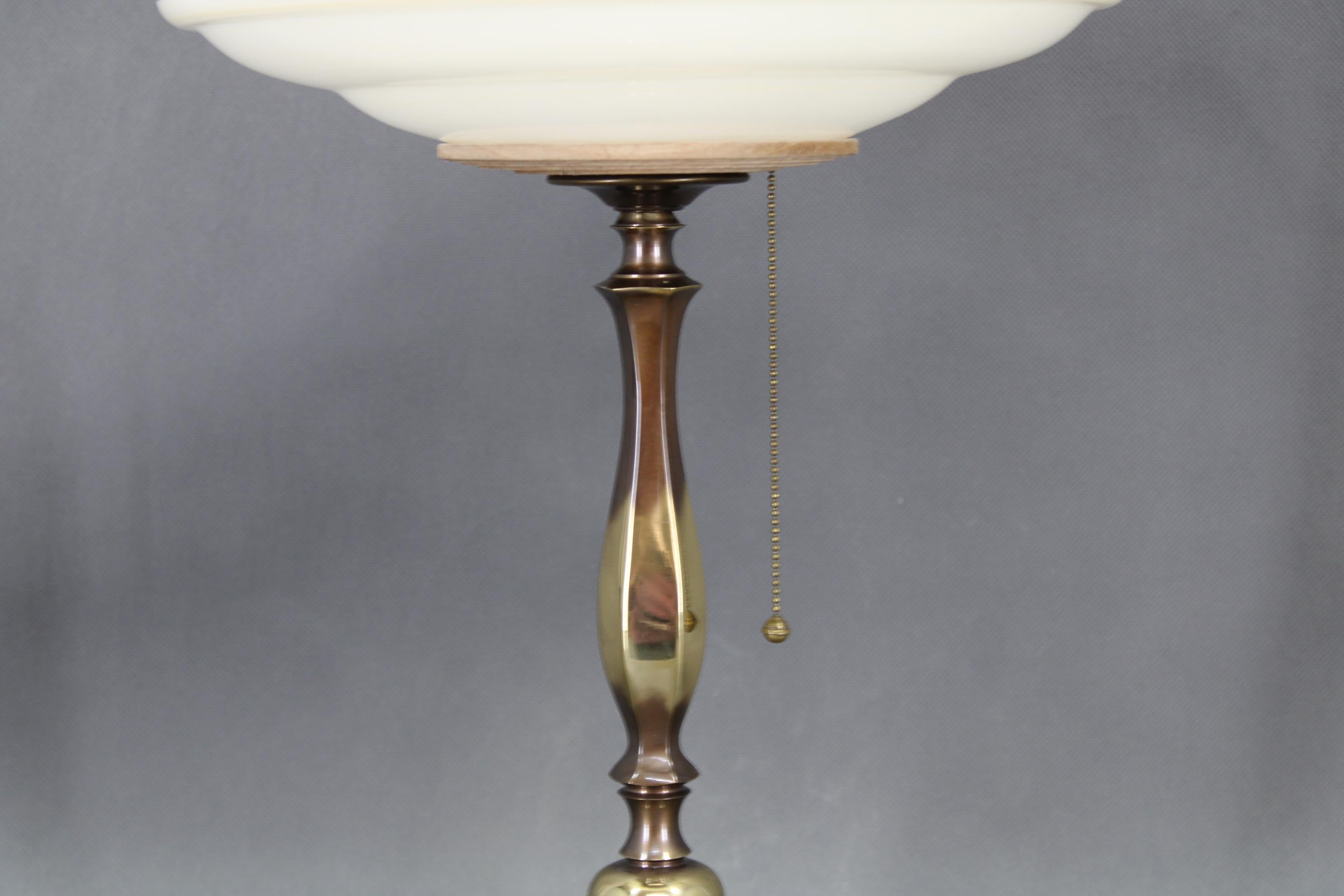 Lámpara de mesa de latón restaurada de los años 40 con pantalla de cristal Art Decó en venta