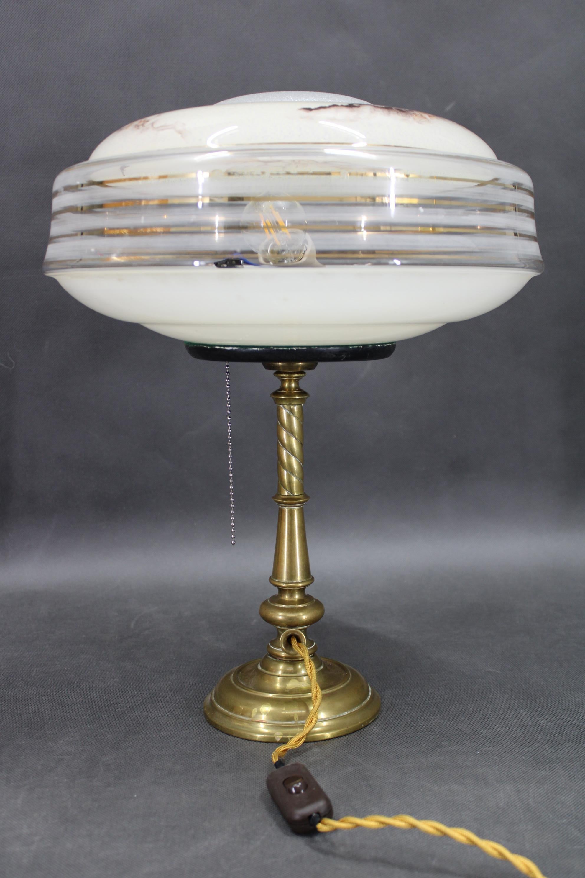 Restaurierte Messing-Tischlampe mit Glasschirm aus den 1940er Jahren (Tschechisch) im Angebot