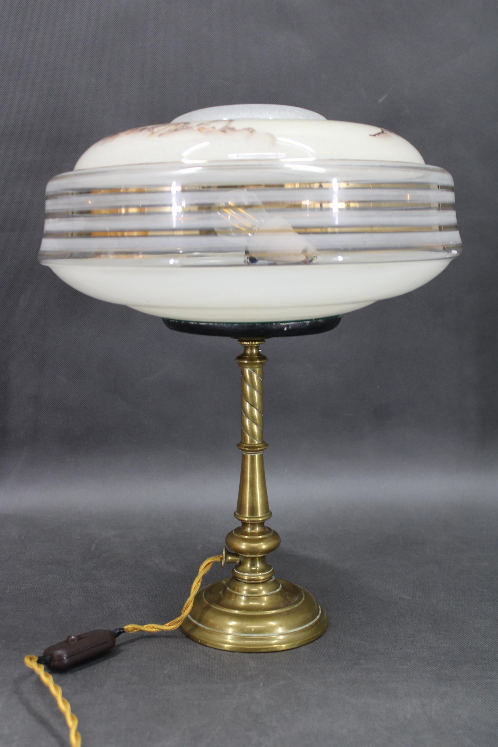 Restaurierte Messing-Tischlampe mit Glasschirm aus den 1940er Jahren im Zustand „Gut“ im Angebot in Praha, CZ