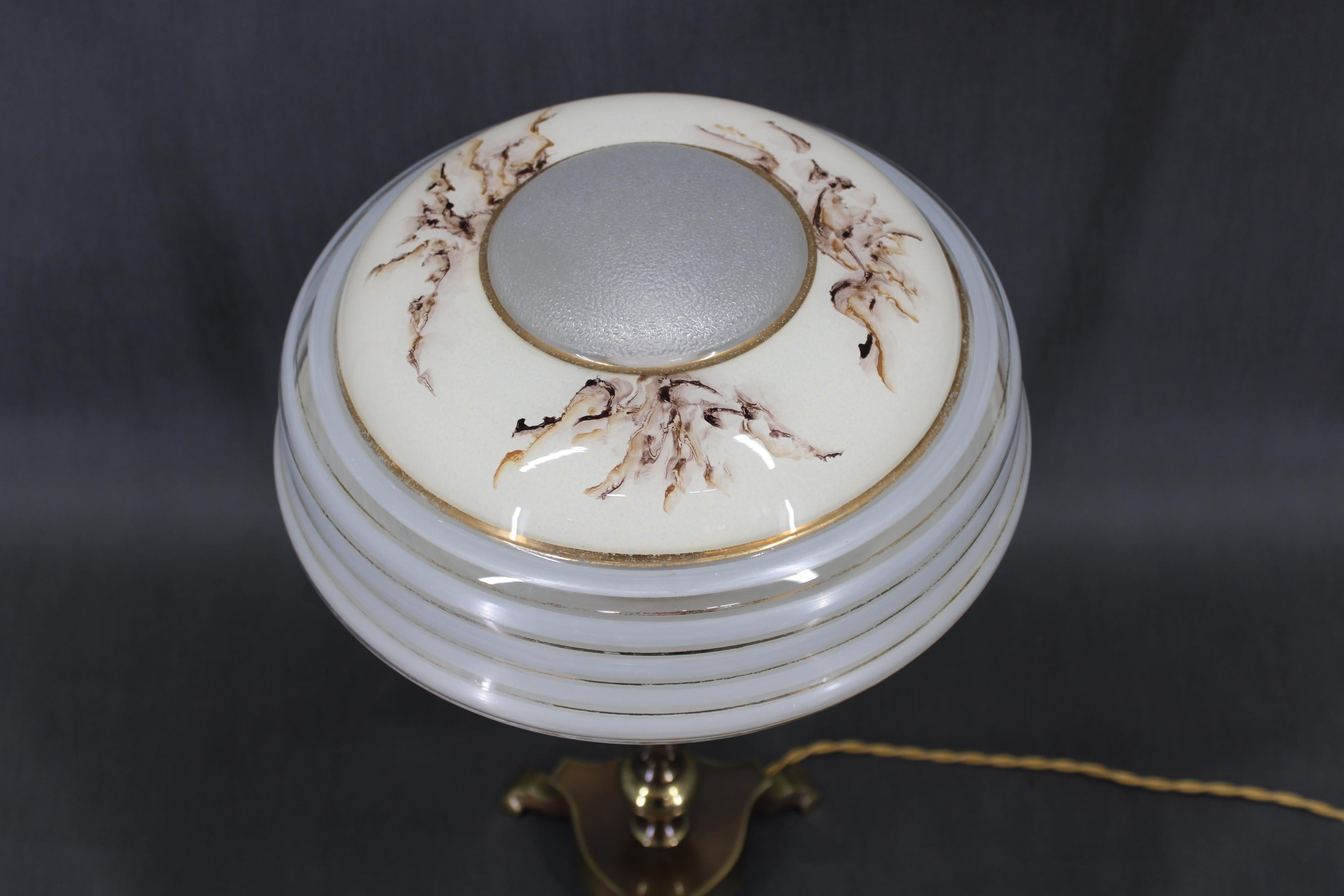 Lámpara de mesa de latón restaurada de los años 40 con pantalla de cristal siglo XX en venta