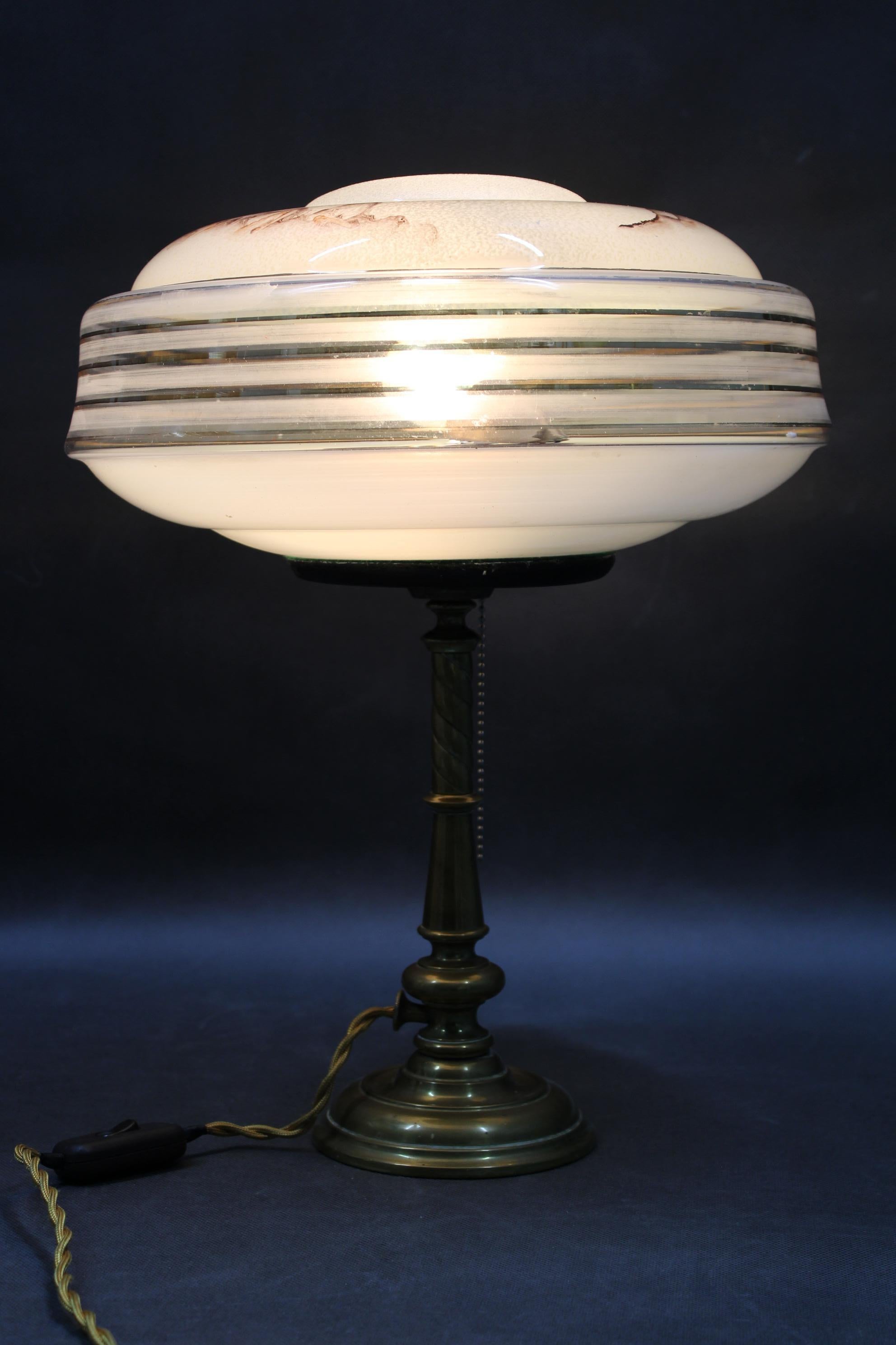Restaurierte Messing-Tischlampe mit Glasschirm aus den 1940er Jahren (20. Jahrhundert) im Angebot