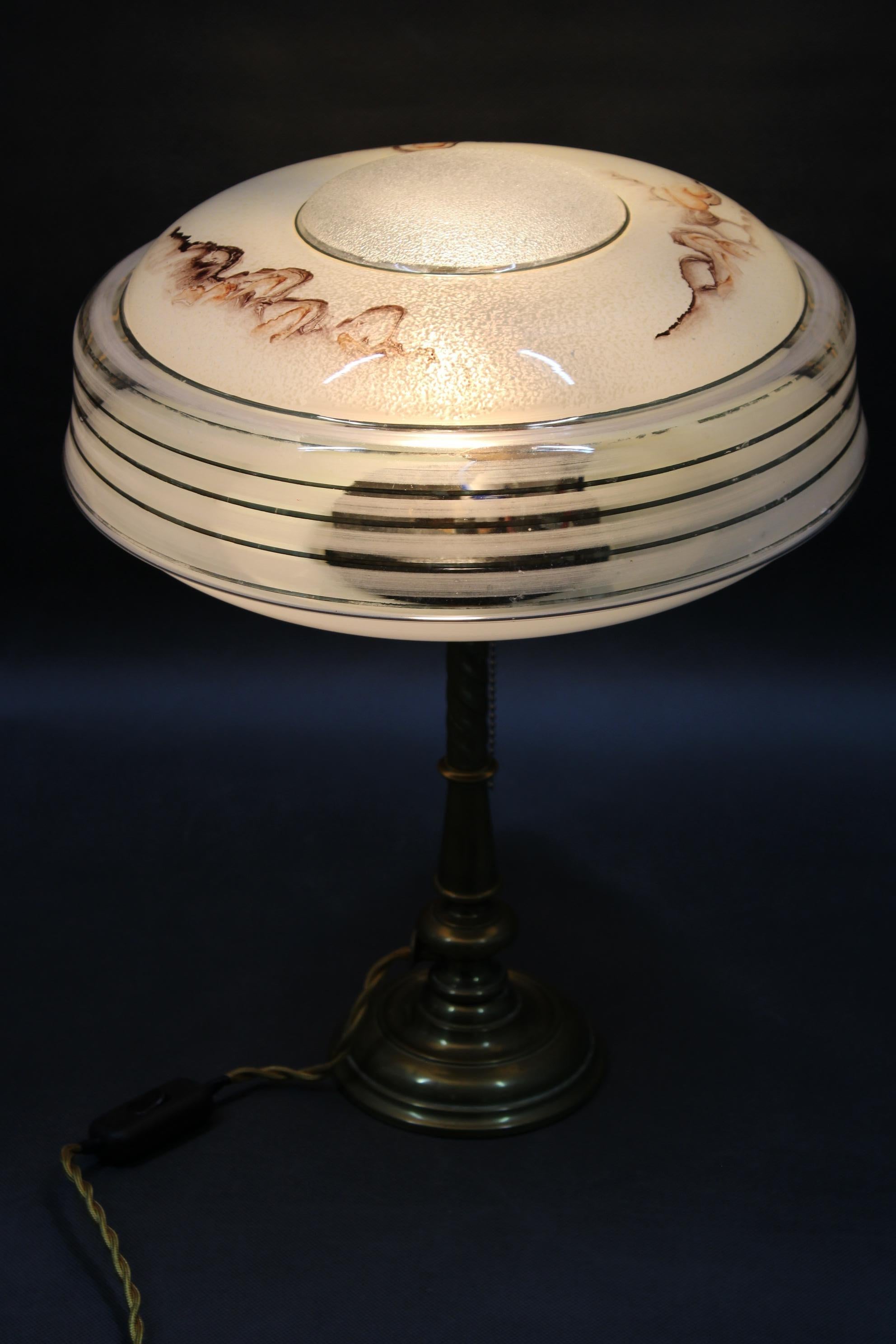 Restaurierte Messing-Tischlampe mit Glasschirm aus den 1940er Jahren im Angebot 1