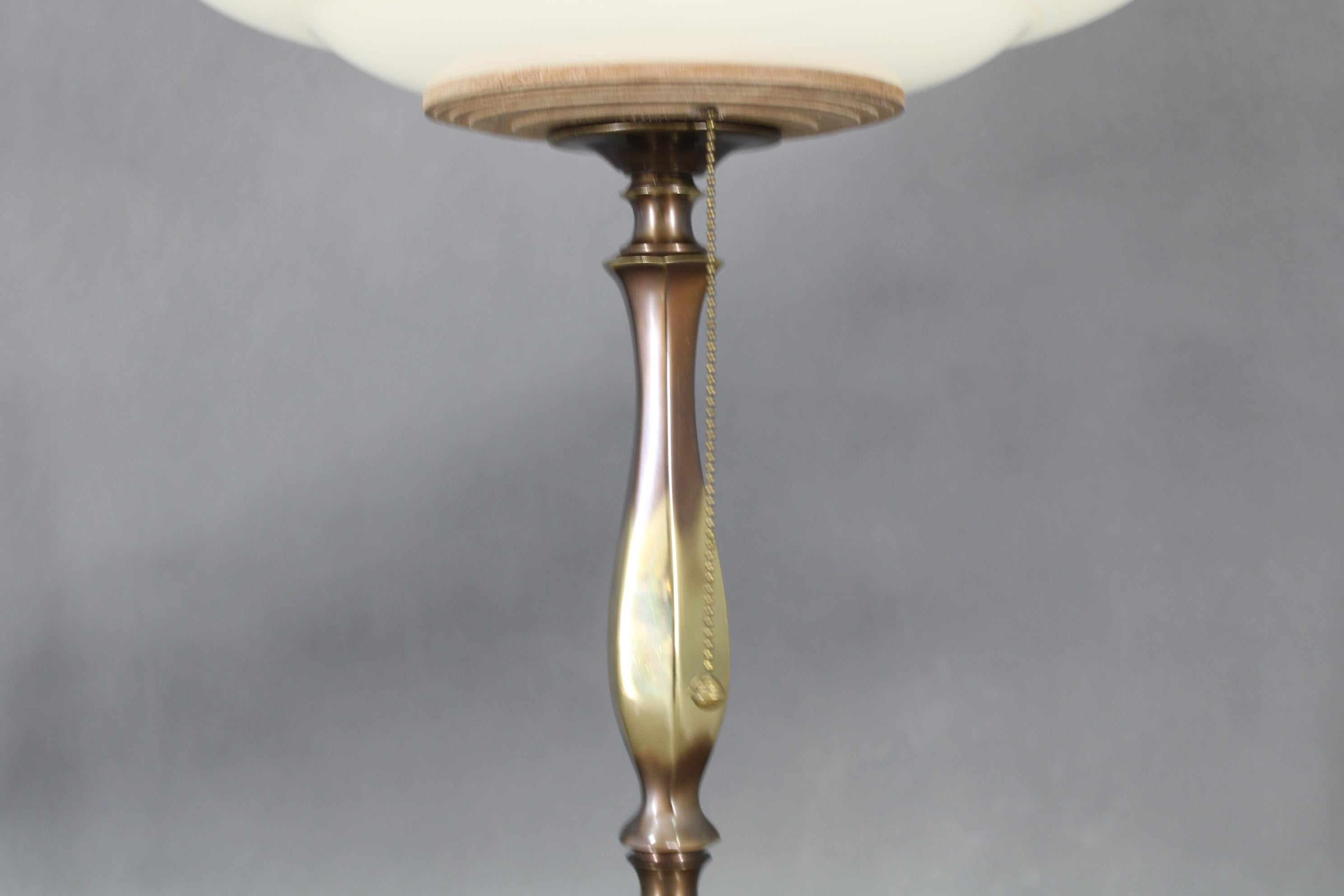 Lámpara de mesa de latón restaurada de los años 40 con pantalla de cristal en venta 2