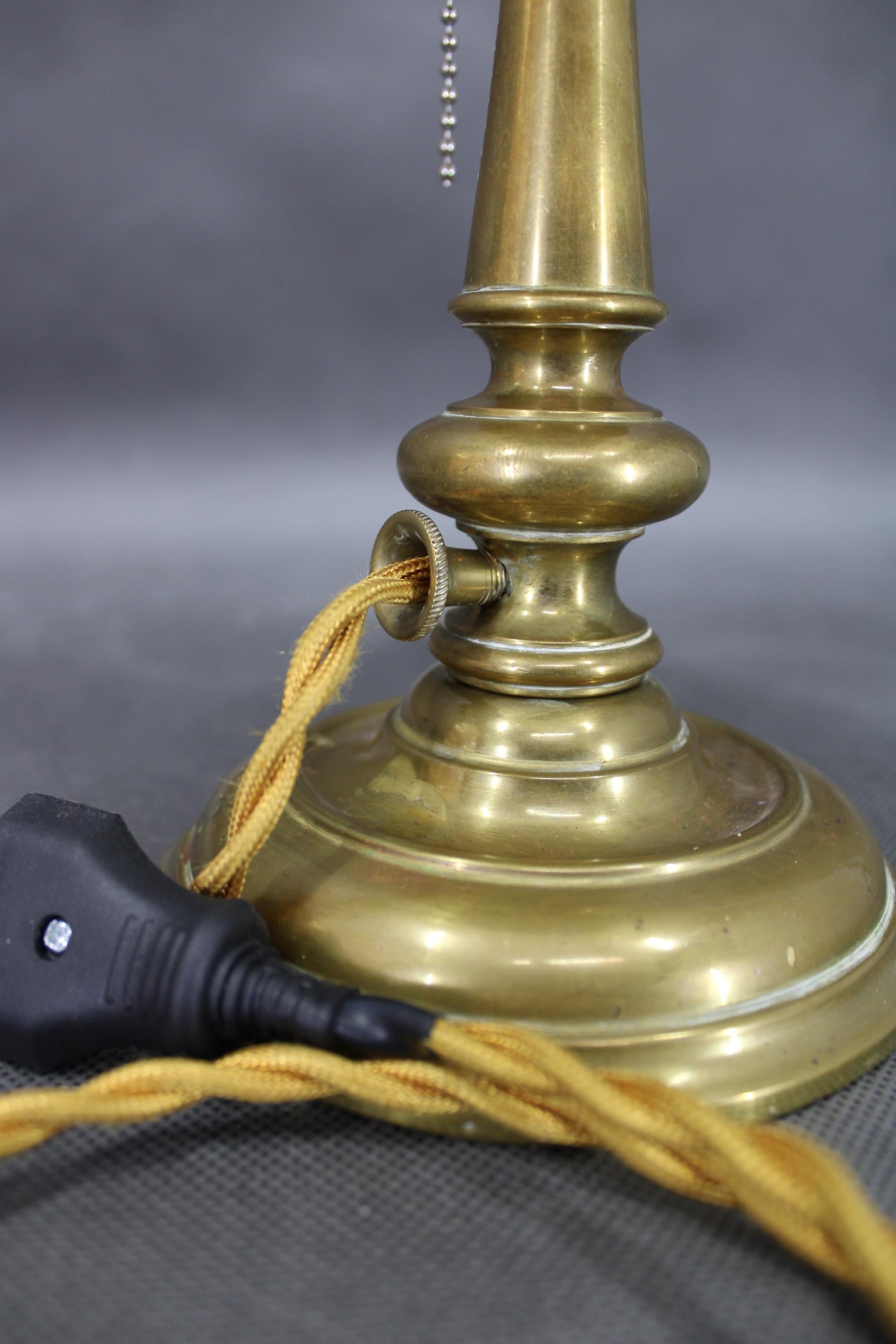 Restaurierte Messing-Tischlampe mit Glasschirm aus den 1940er Jahren im Angebot 3