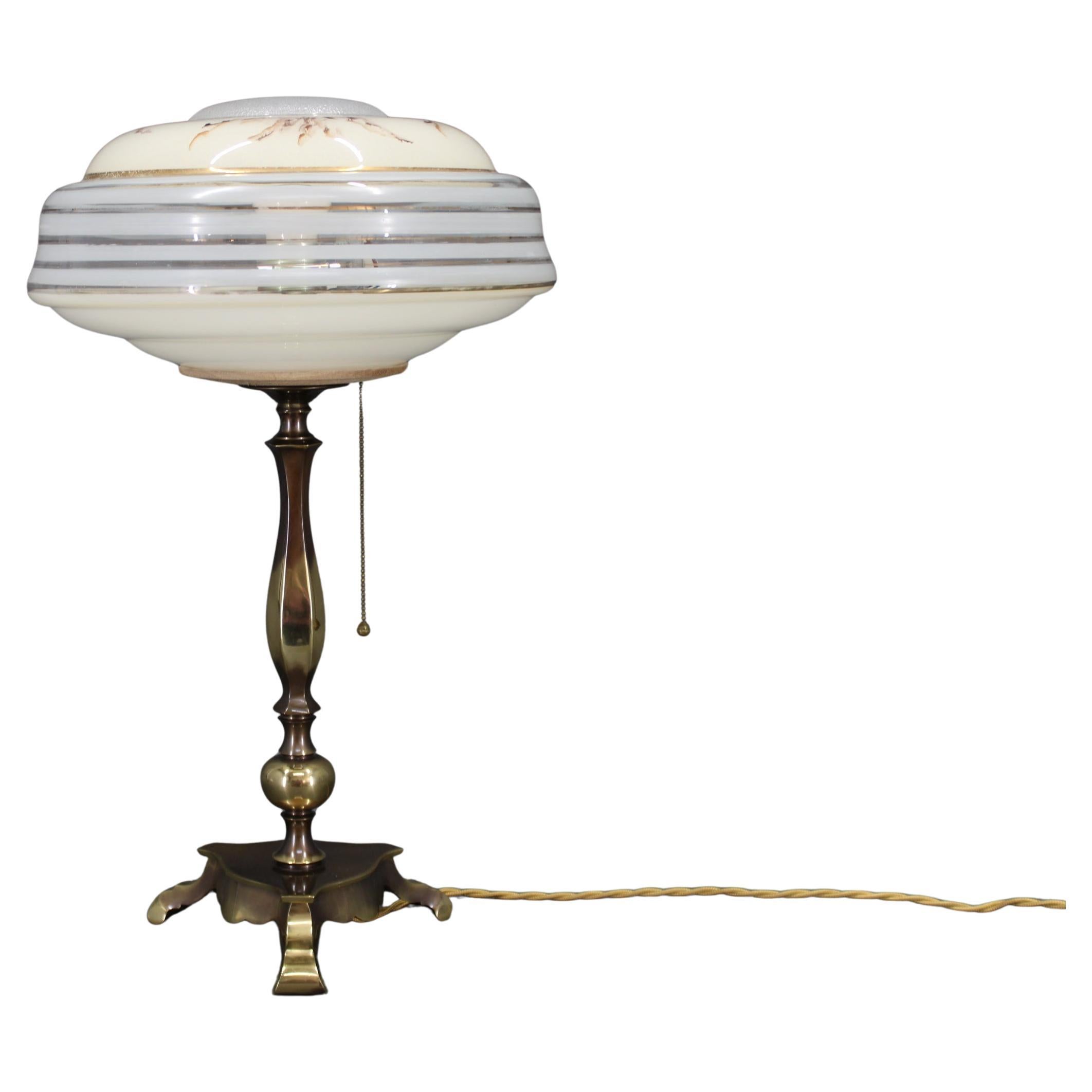 Lámpara de mesa de latón restaurada de los años 40 con pantalla de cristal en venta