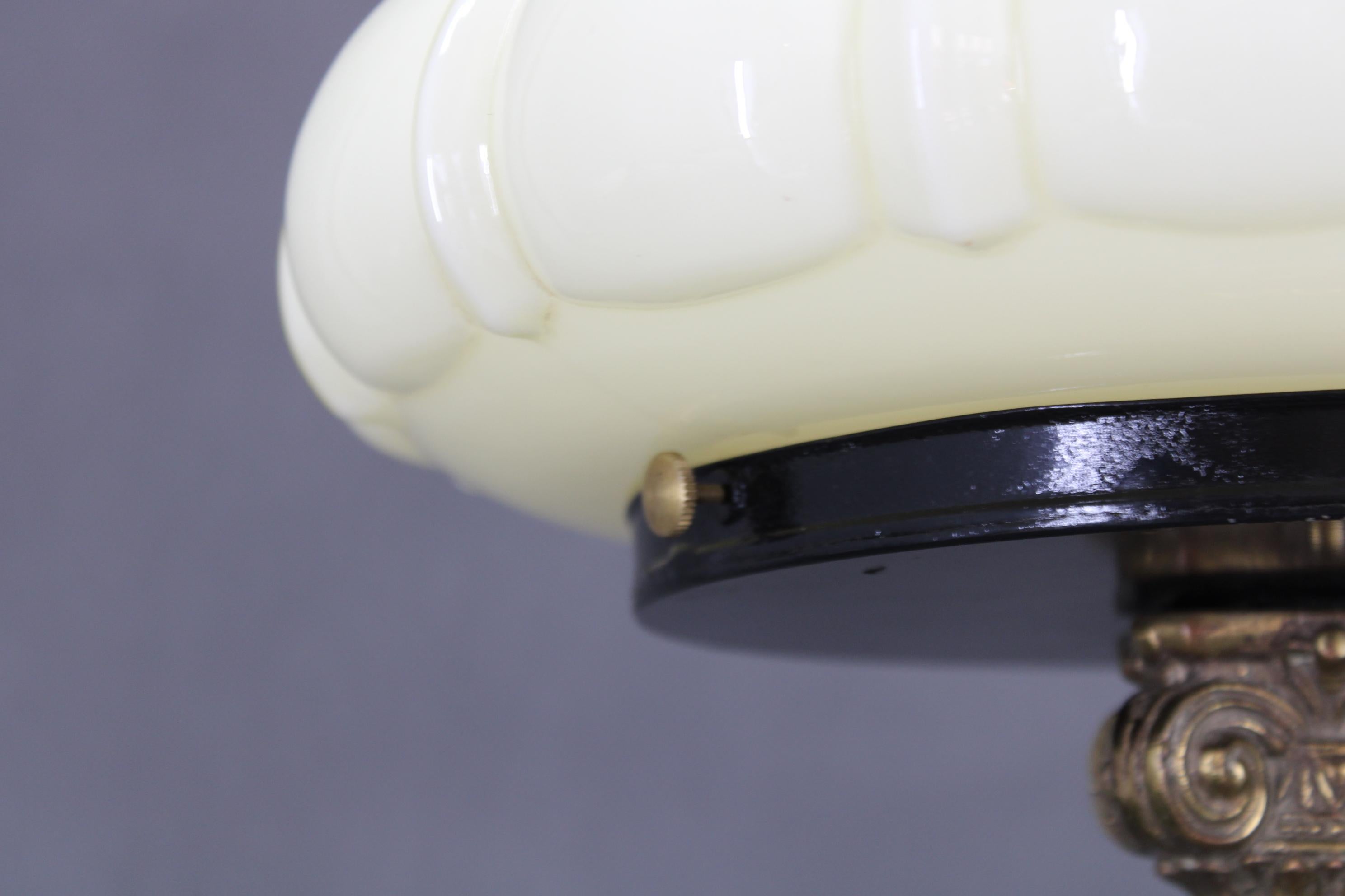 Restaurierte Messing-Tischlampe aus den 1940er Jahren mit Holzsockel und Glasschirm im Angebot 4