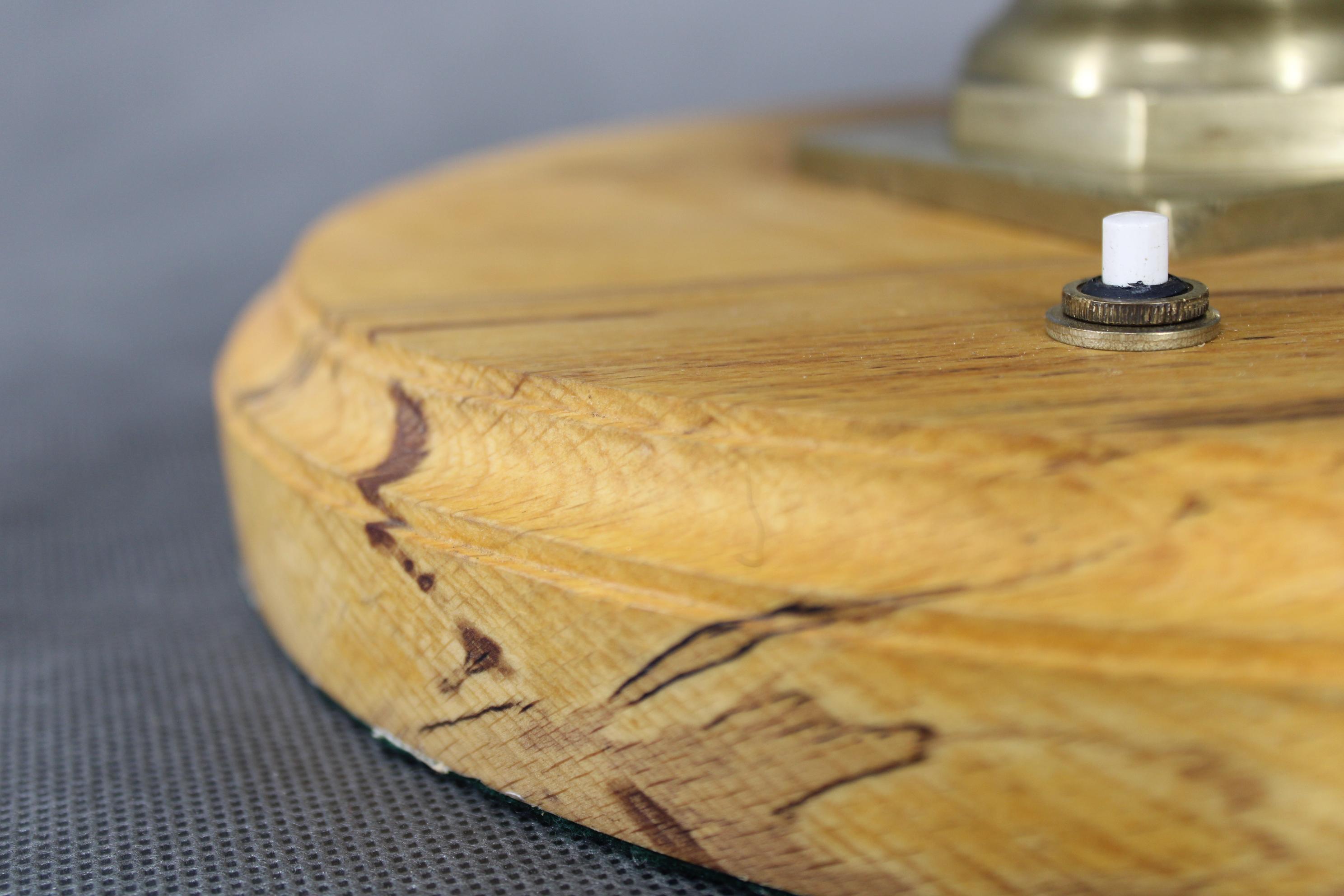 Lámpara de mesa de latón restaurada de los años 40 con base de madera y pantalla de cristal en venta 4