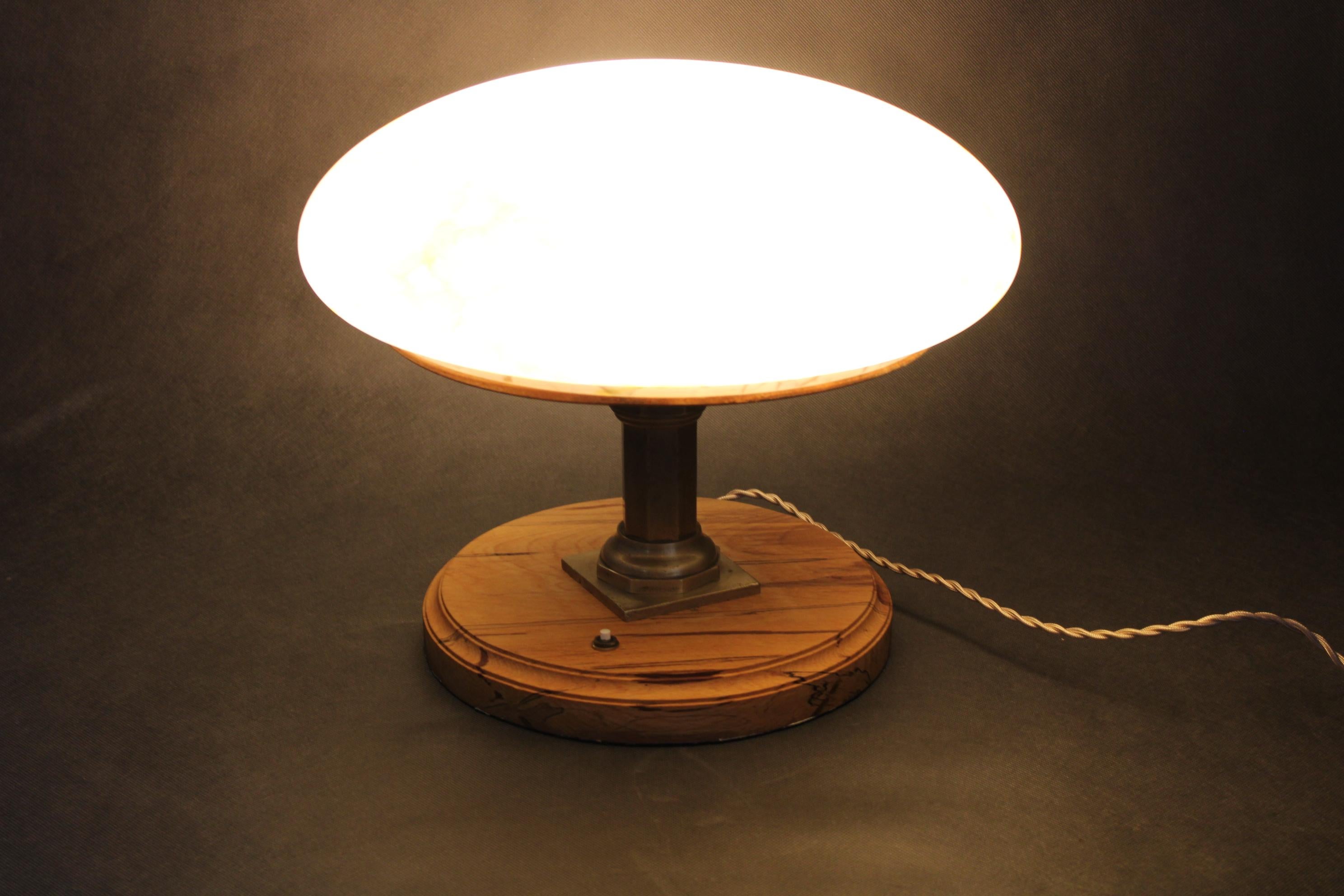 Lámpara de mesa de latón restaurada de los años 40 con base de madera y pantalla de cristal en venta 6