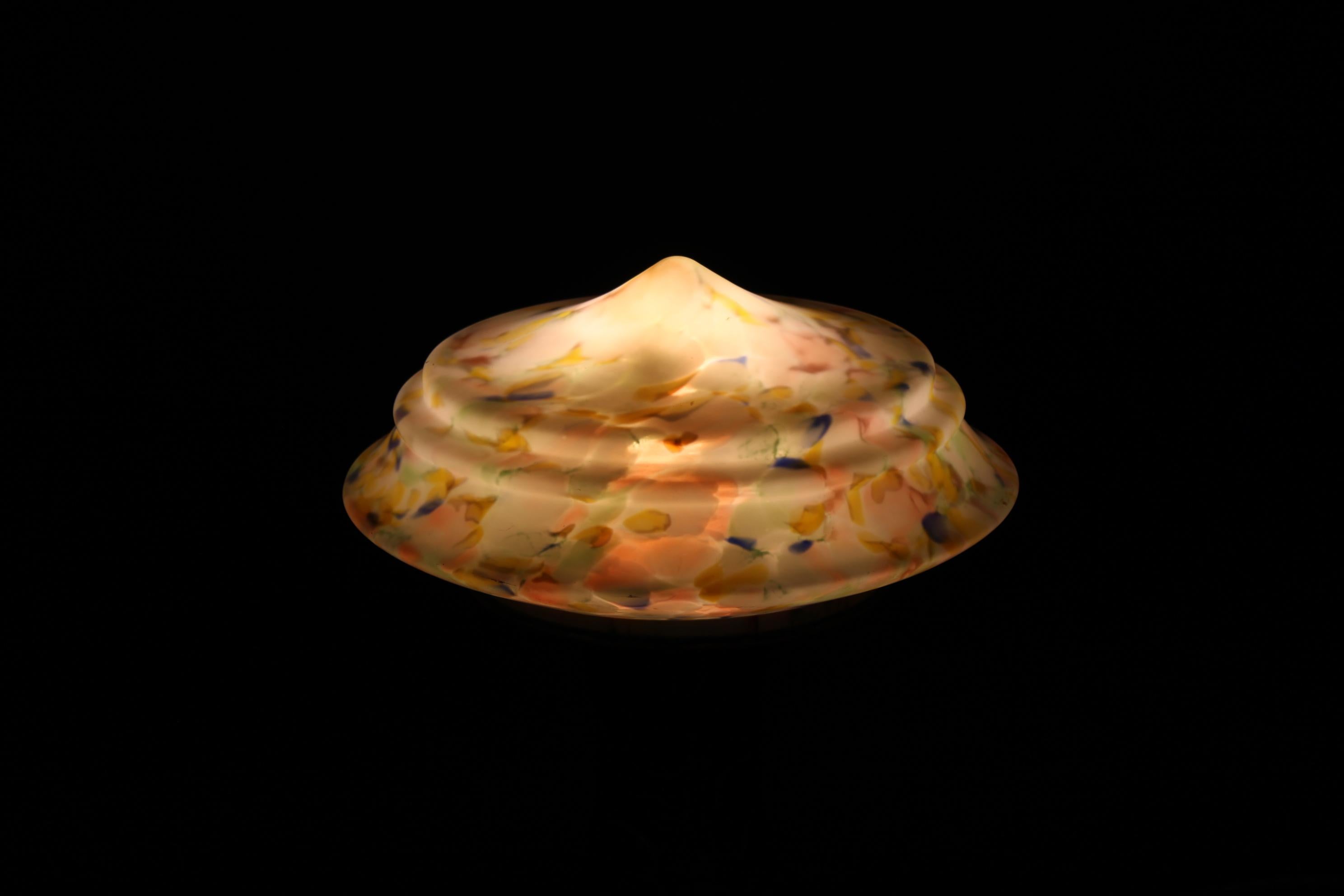 Lampada da tavolo in ottone restaurata degli anni '40 con base in legno e paralume in vetro in vendita 7