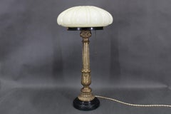 Lampe de table en laiton restaurée des années 1940 avec base en bois et abat-jour en verre