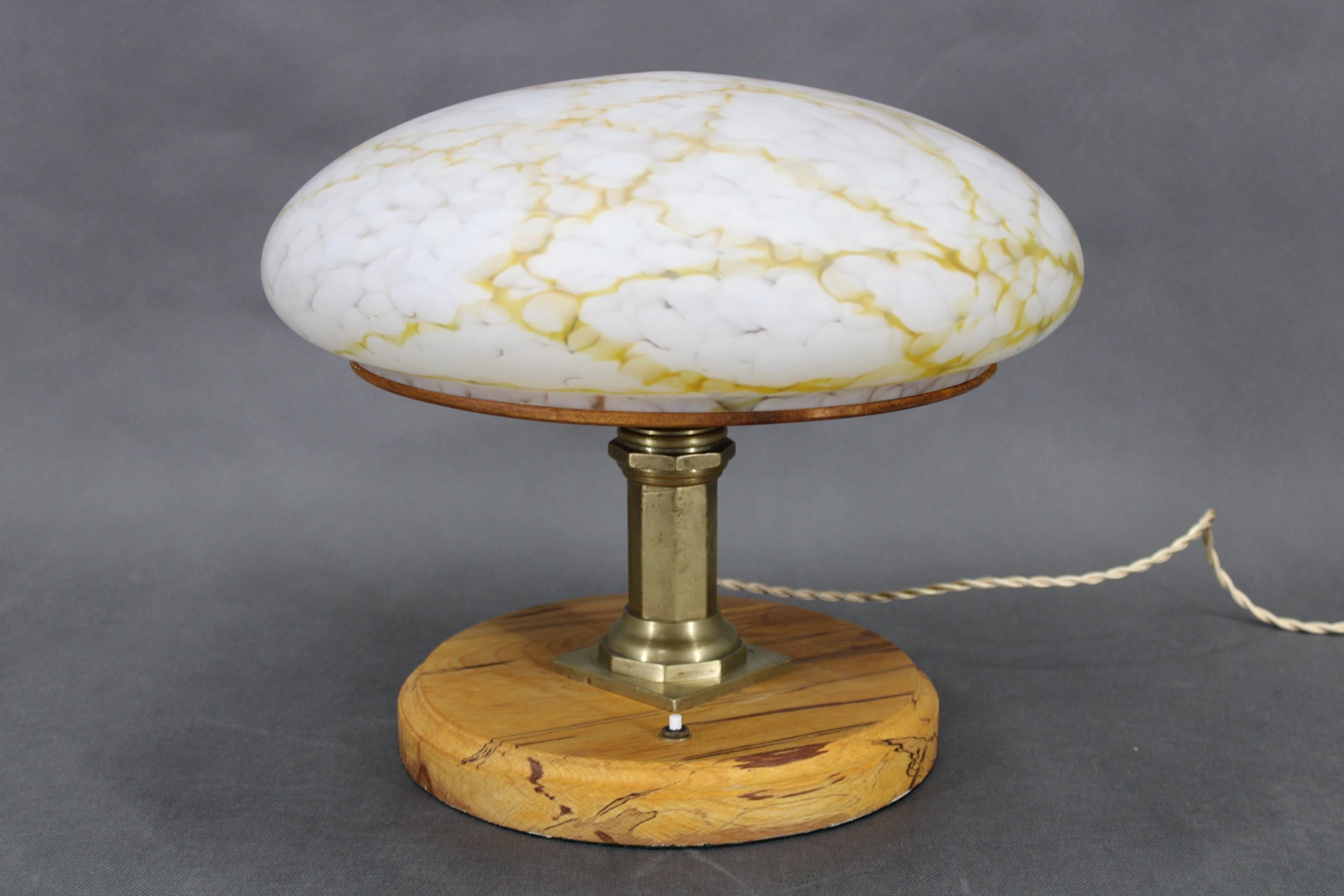 Lámpara de mesa de latón restaurada de los años 40 con base de madera y pantalla de cristal Moderno de mediados de siglo en venta