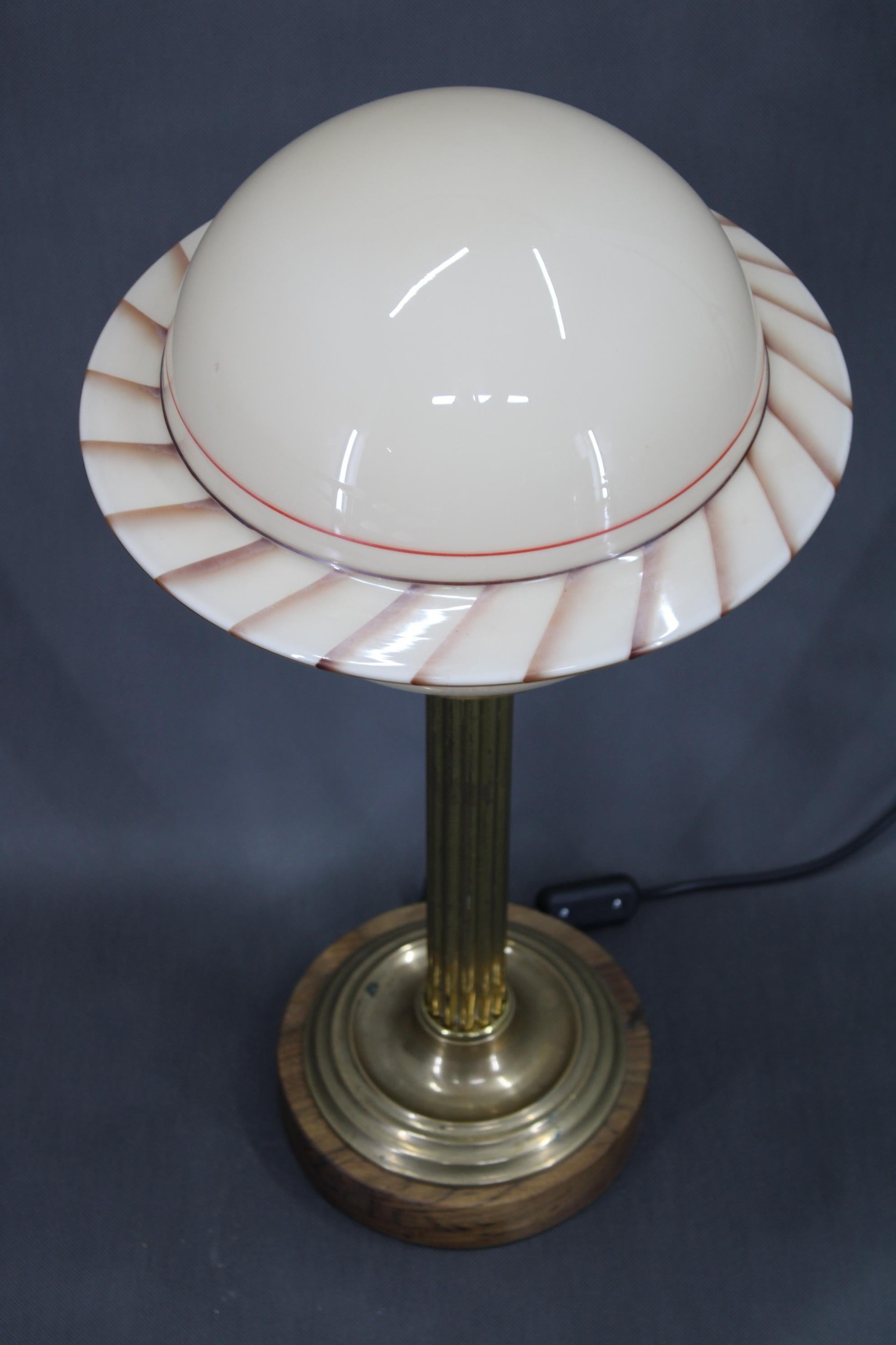 Lámpara de mesa de latón restaurada de los años 40 con base de madera y pantalla de cristal Moderno de mediados de siglo en venta
