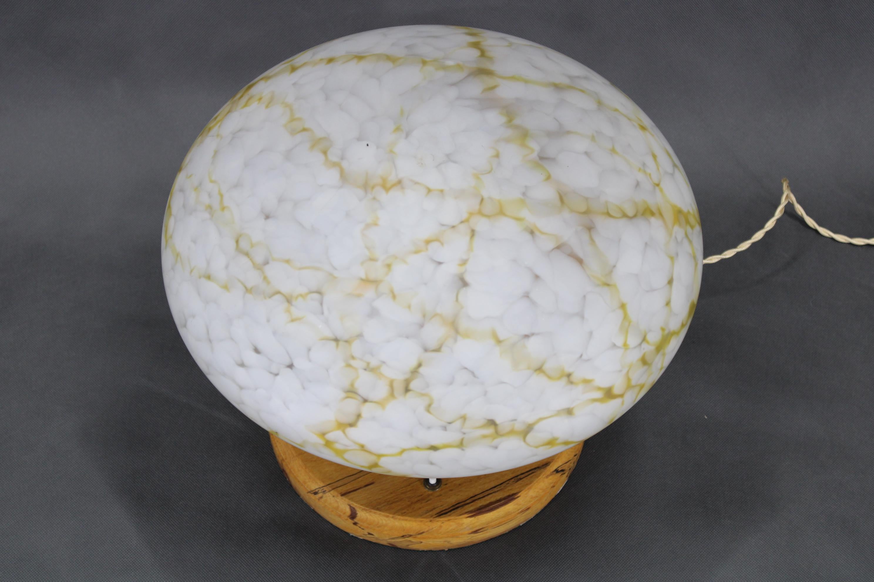 Lámpara de mesa de latón restaurada de los años 40 con base de madera y pantalla de cristal Desconocido en venta