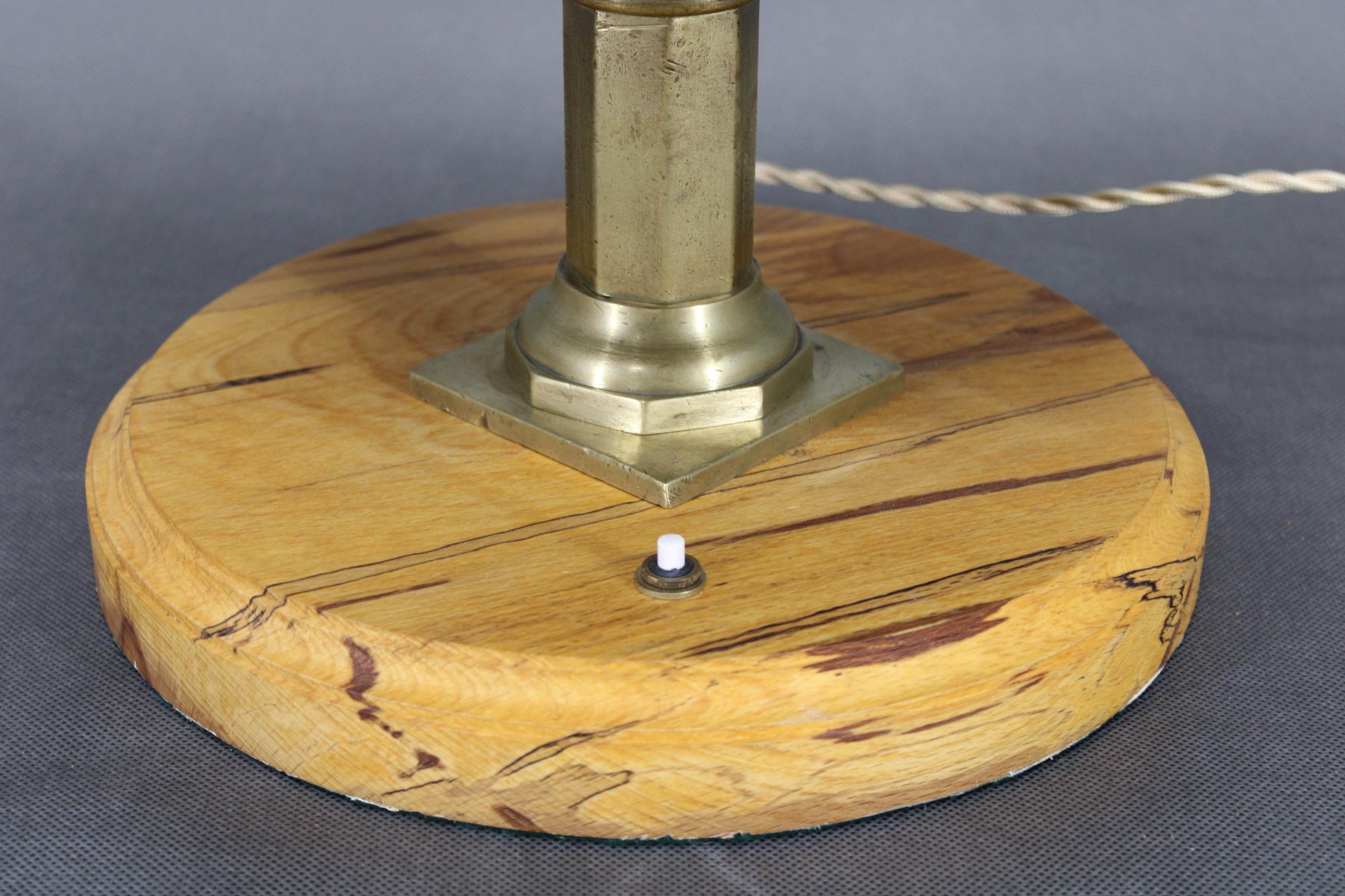 Lámpara de mesa de latón restaurada de los años 40 con base de madera y pantalla de cristal Latón en venta
