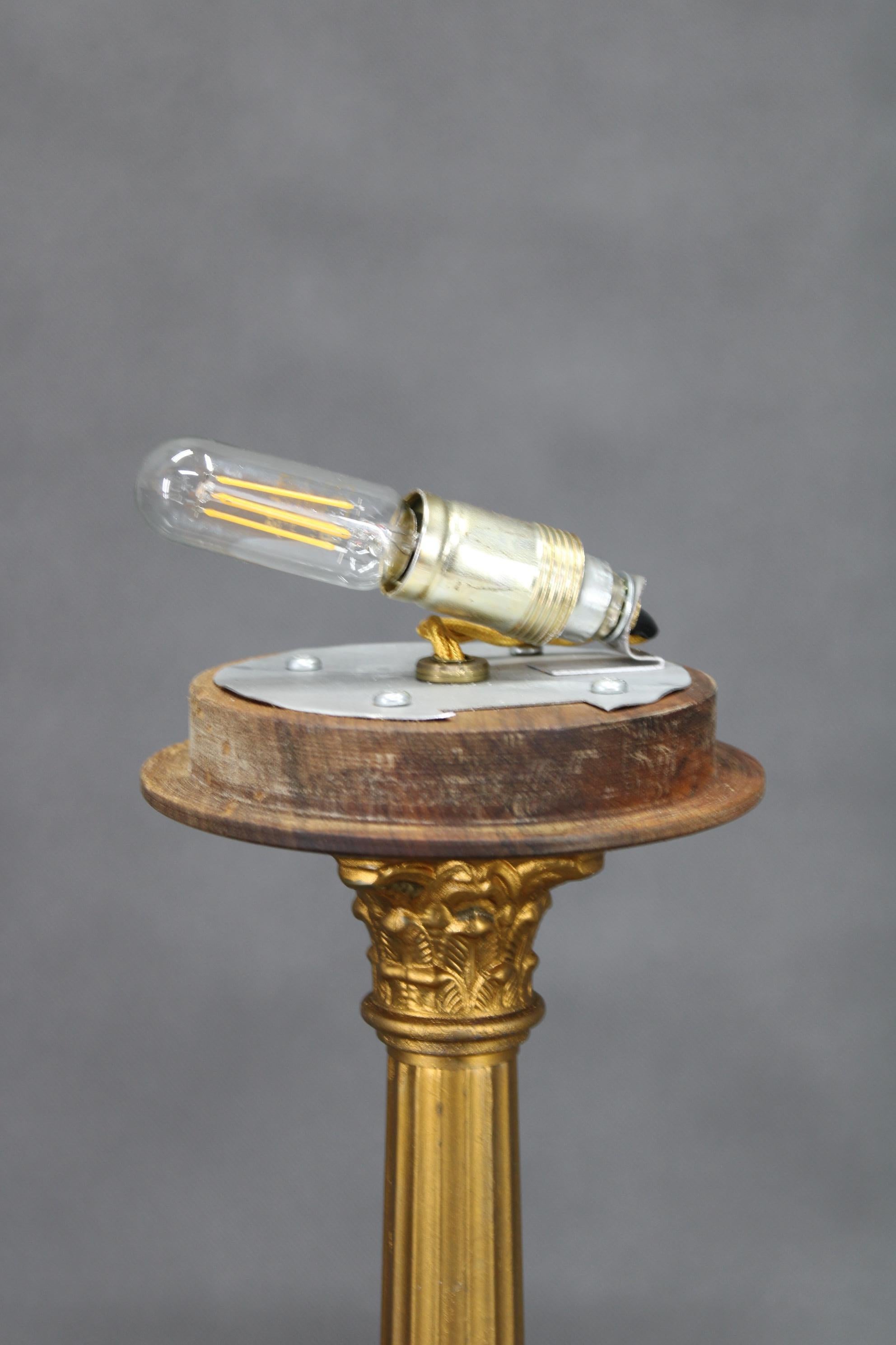 1940s Restored Brass Table Lamp with Wooden Base and Glass Shade For Sale 1