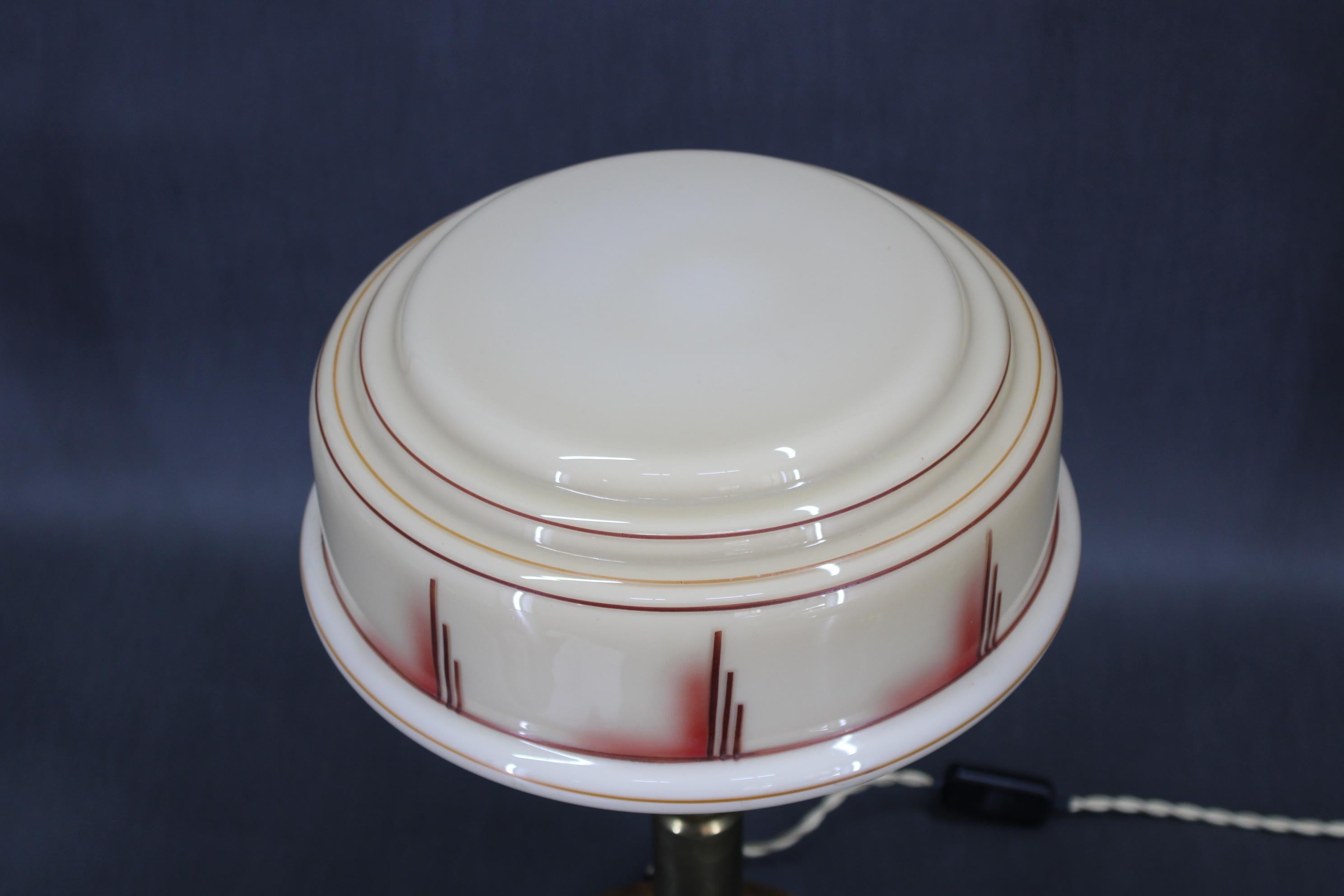 Lámpara de mesa de latón restaurada de los años 40 con base de madera y pantalla de cristal Latón en venta