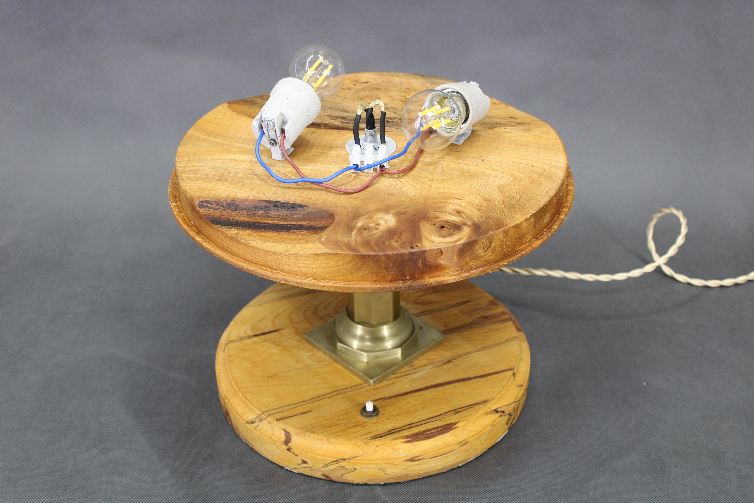 Lámpara de mesa de latón restaurada de los años 40 con base de madera y pantalla de cristal en venta 2