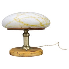 Restaurierte Messing-Tischlampe aus den 1940er Jahren mit Holzsockel und Glasschirm
