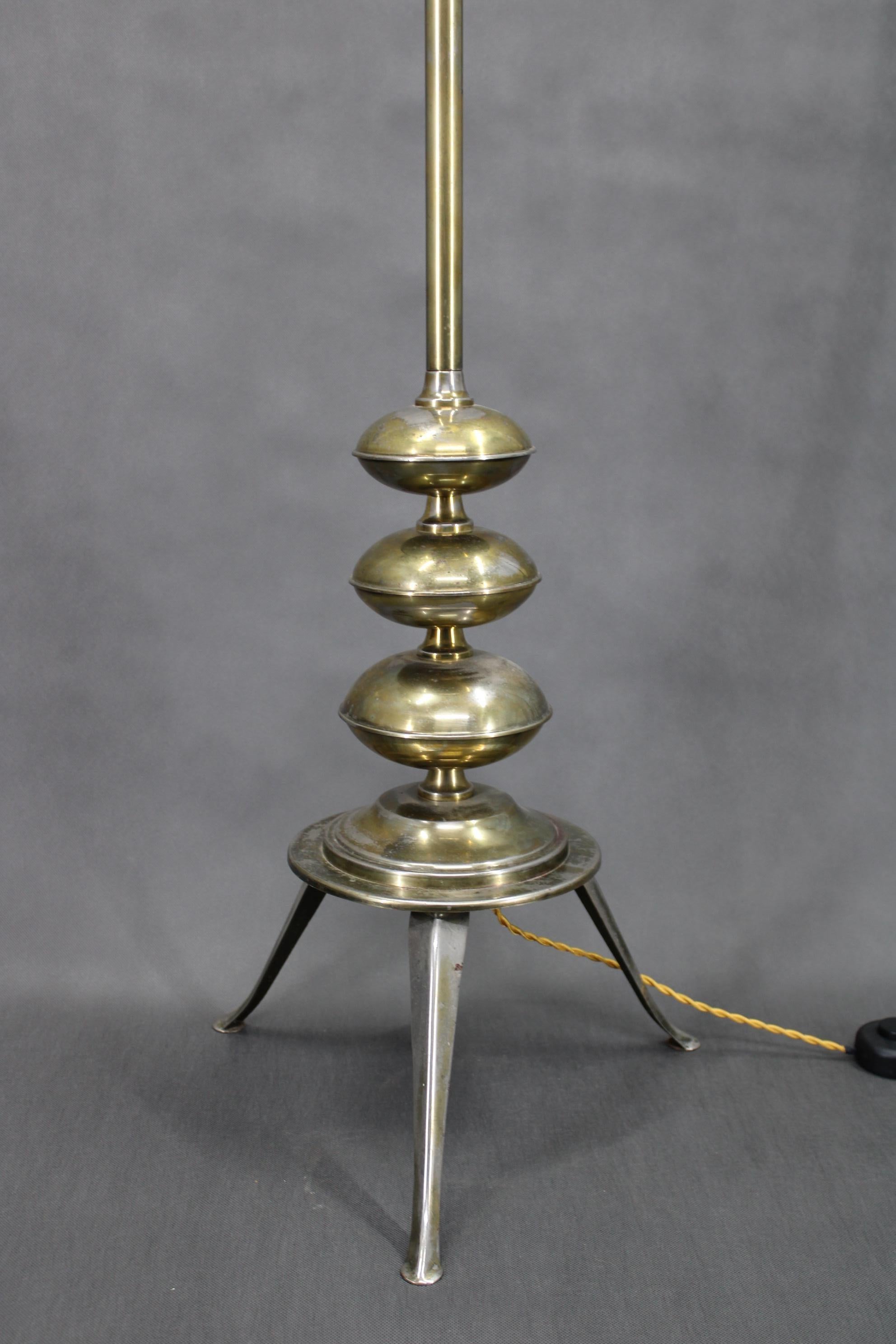 - Repolished 
- Newly rewired  
- 2x E26-E27 bulb 
- US wiring compatible (US plug adapter includes) 
- New wooden holder for glass shade
 - The glass shade is laying on the wooden holder without any other attachment 