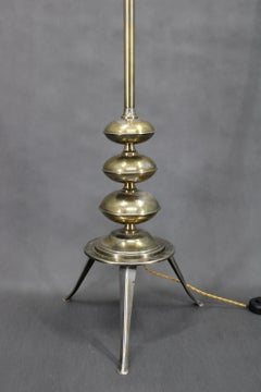 Restaurierte Stehlampe aus den 1940er Jahren in Messingausführung mit  Glasschirm