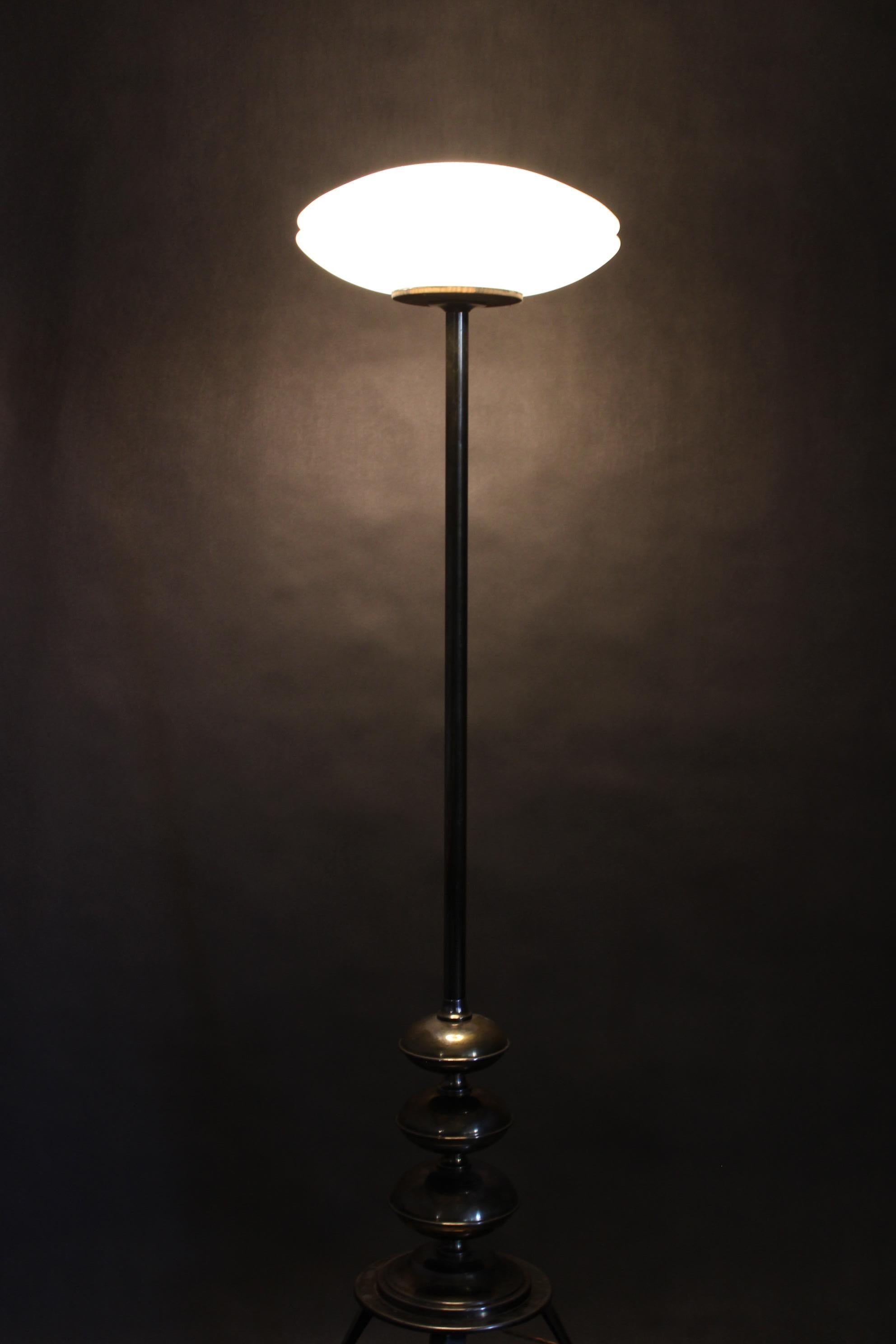 1940s Restored Floor Lamp in Brass Finish with  Glass Shade For Sale 3