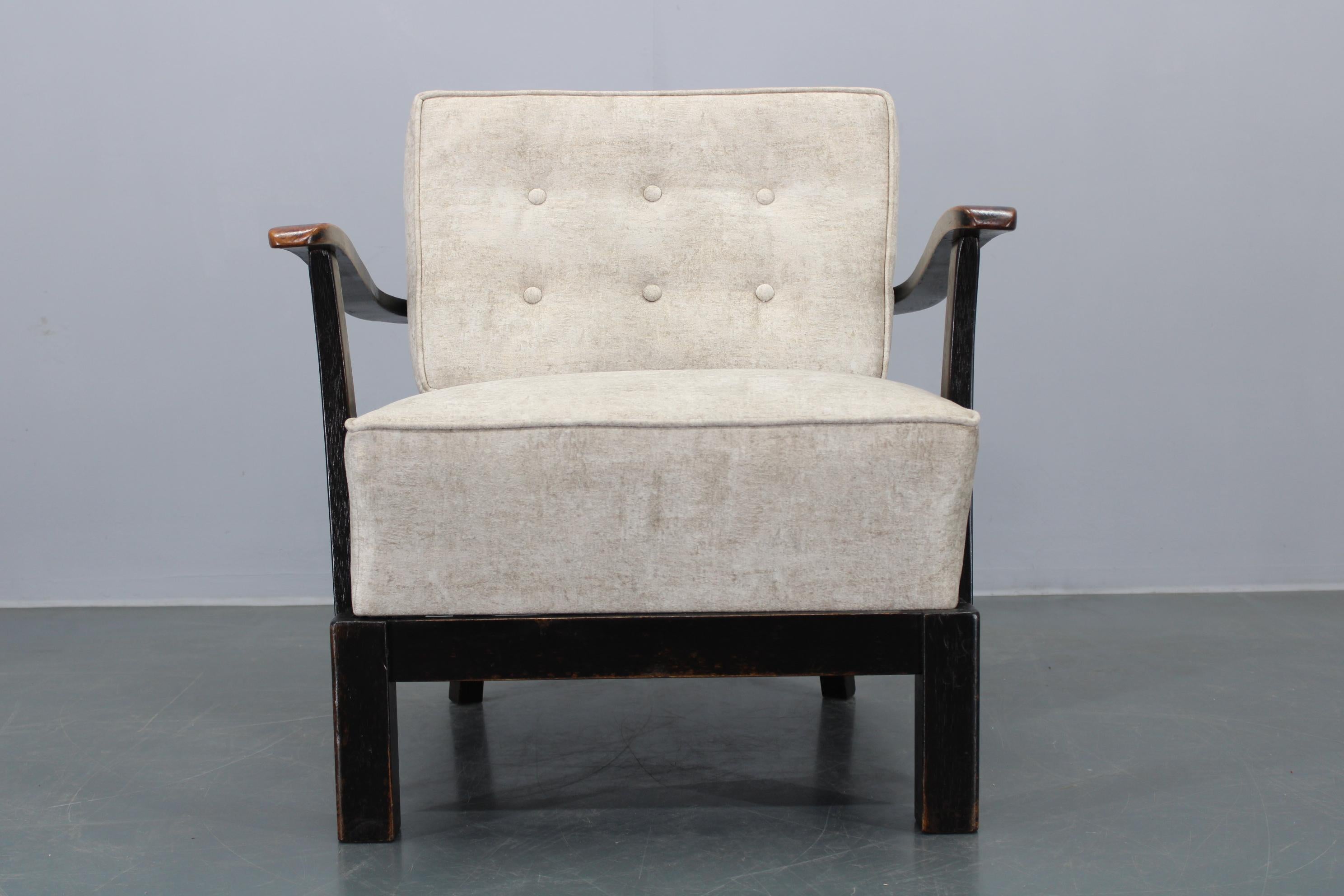 - Sorgfältig renoviert 
- Neu gepolstert 
- Etikettiert von Thonet