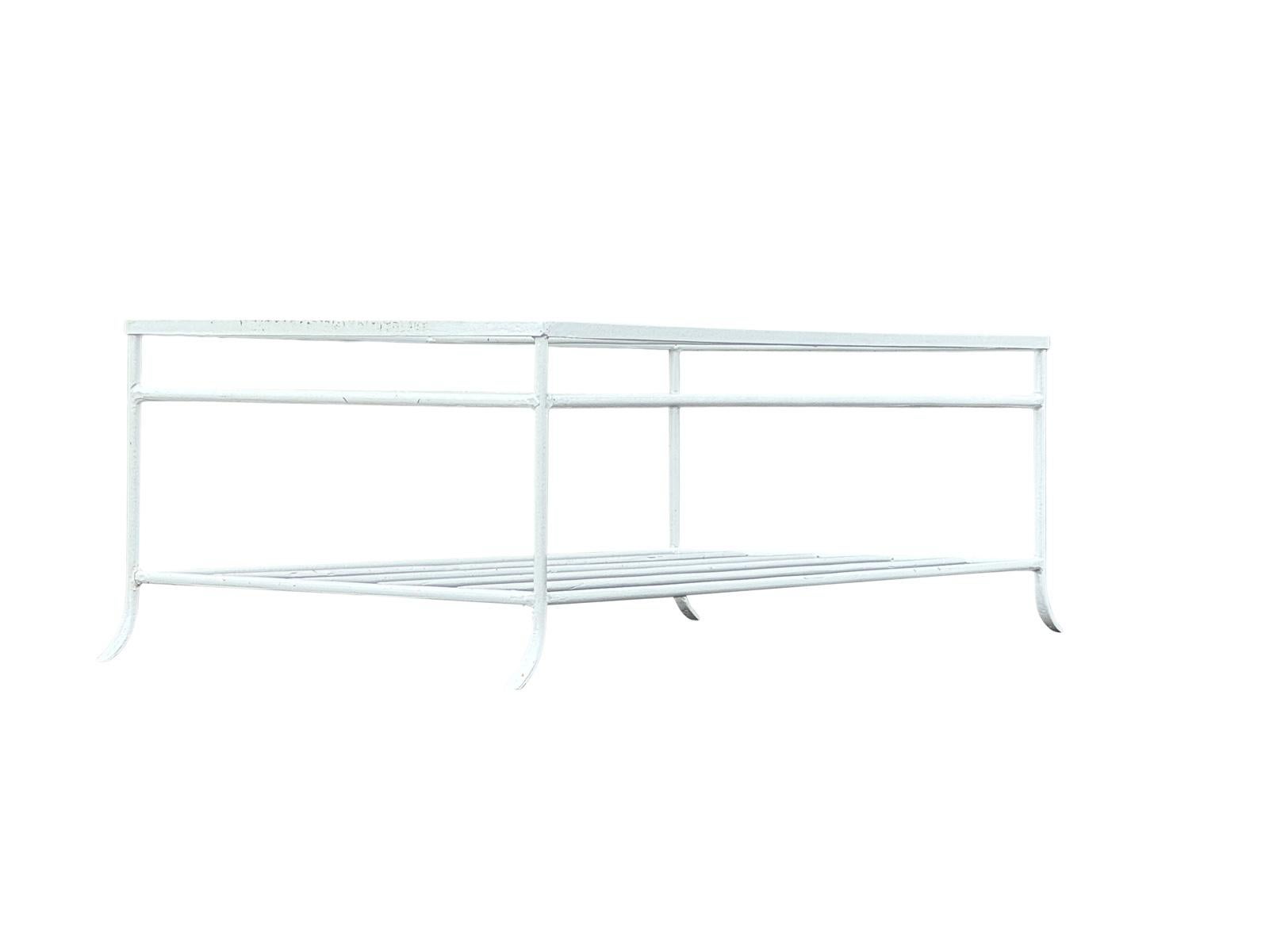 Sehr einzigartige Couchtisch circa 1940er 50er Jahre komplett sandgestrahlt und professionell pulverbeschichtet Ich werde ein Viertel Zoll gehärtetes Stück Glas für die oben auf den Kauf fühlen sich frei zu erreichen mit Fragen