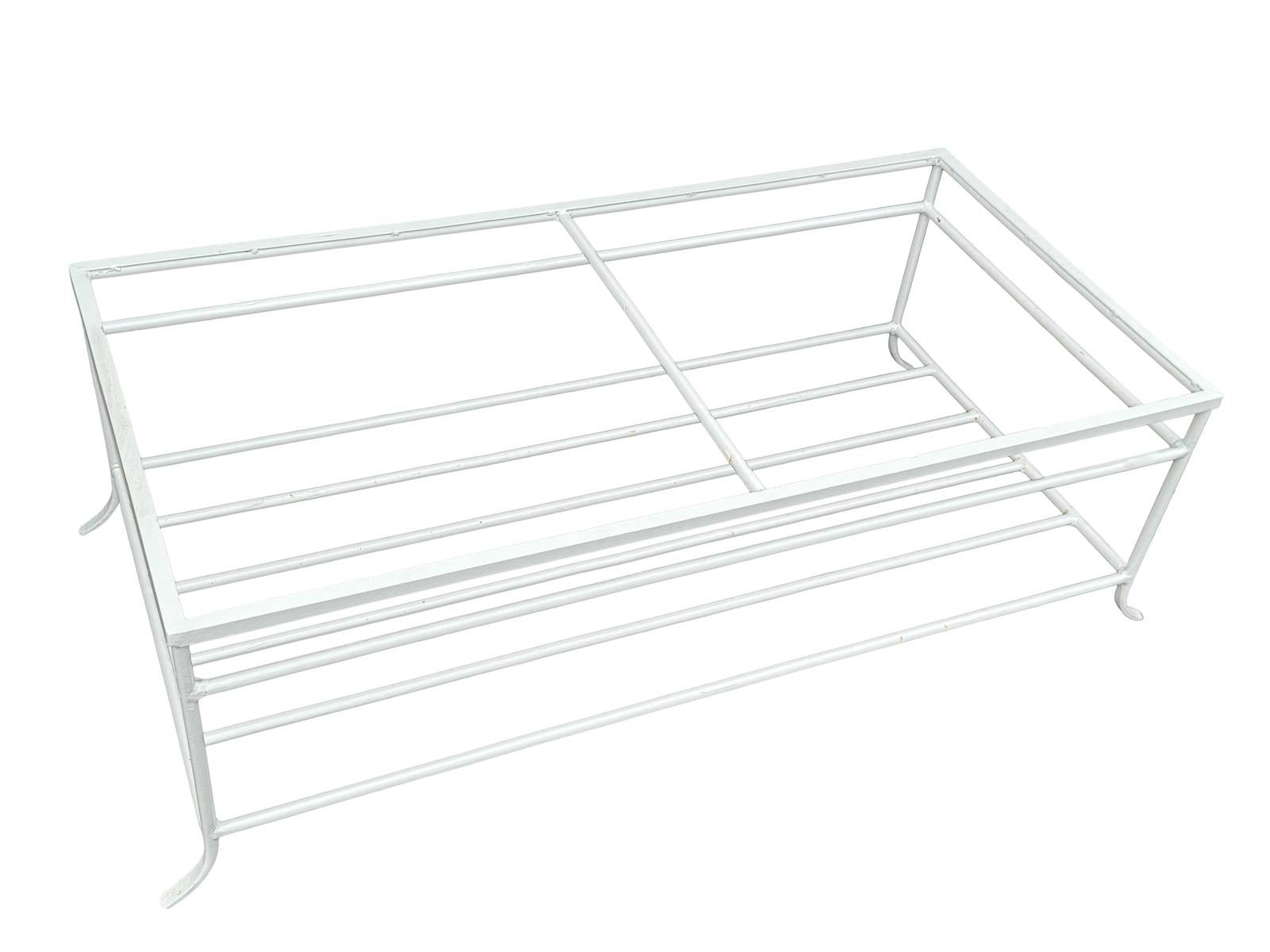 1940er Jahre restauriert Weiß 2-stöckigen Schmiedeeisen Silhouette Couchtisch (Moderne der Mitte des Jahrhunderts) im Angebot