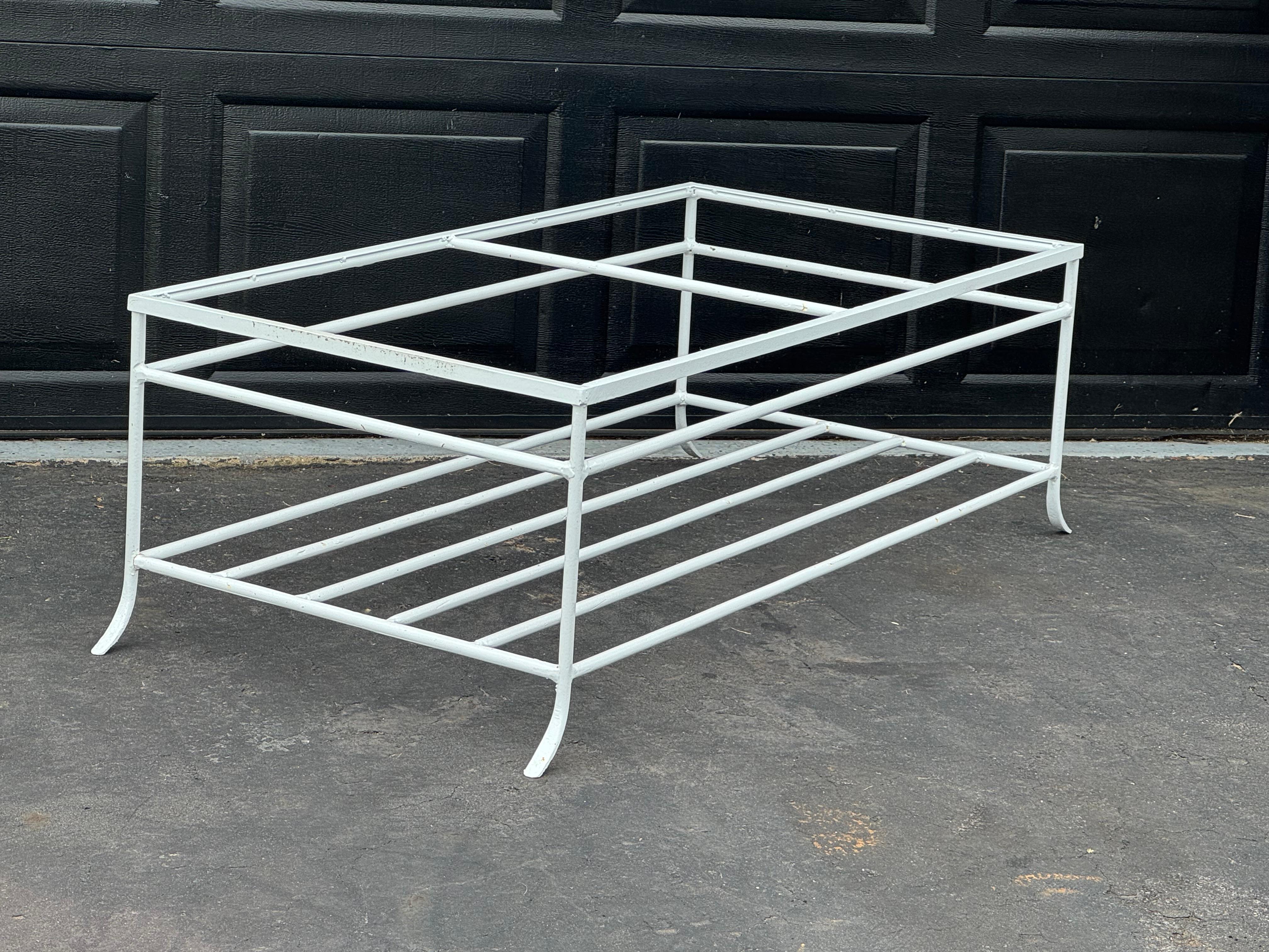 1940er Jahre restauriert Weiß 2-stöckigen Schmiedeeisen Silhouette Couchtisch (Pulverbeschichtet) im Angebot